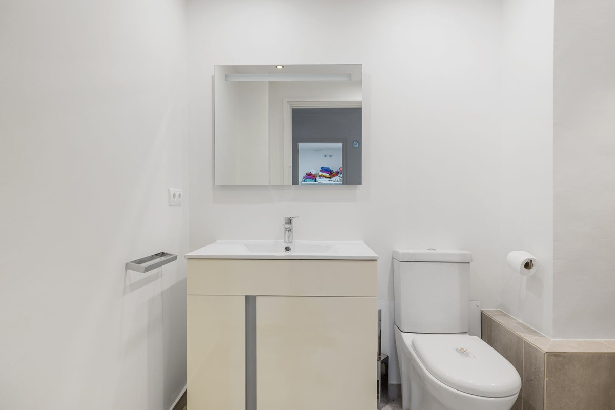 Exclusivo Adosado Renovado en Benahavís: Sol, Lujo y Vistas, Exclusivo adosado renovado en Benahavís, Costa del Sol. 5 dorm, 5 baños, piscina privada y jardín. Lujo cerca de golf y playa. ¡Tu oasis mediterráneo por 995.00