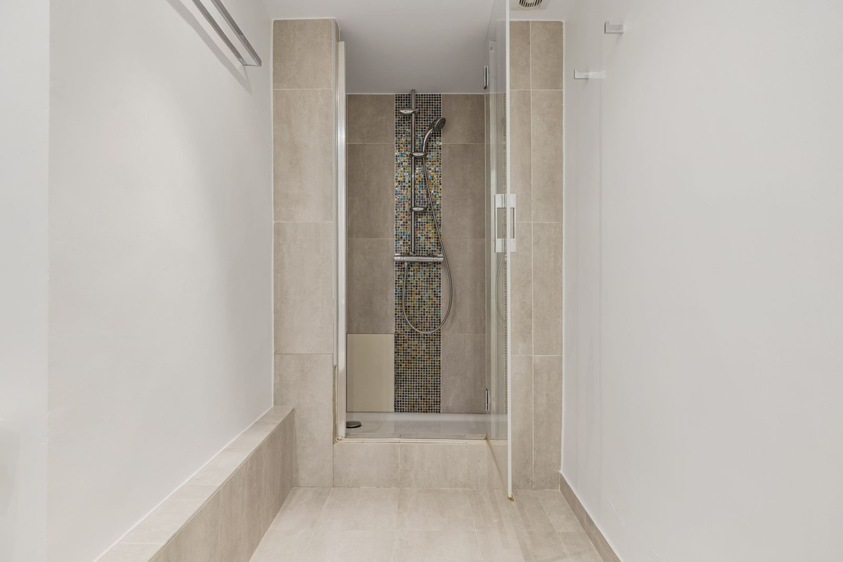 Exclusivo Adosado Renovado en Benahavís: Sol, Lujo y Vistas, Exclusivo adosado renovado en Benahavís, Costa del Sol. 5 dorm, 5 baños, piscina privada y jardín. Lujo cerca de golf y playa. ¡Tu oasis mediterráneo por 995.00