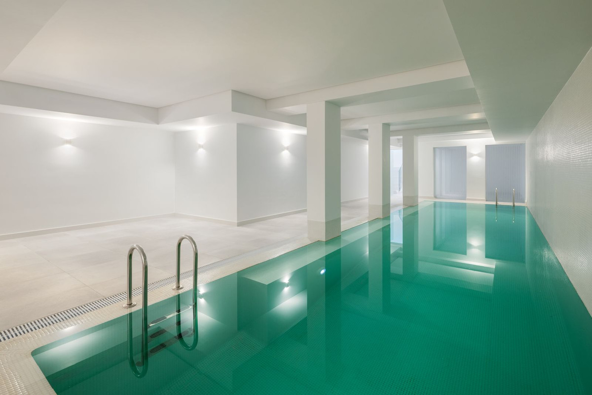 Villa de Lujo Exclusiva en Benahavís con Vistas al Mar, Villa de lujo en El Madroñal, Benahavís. Vistas al mar, 5.000m² de parcela, 5 hab. Spa, cine, piscina. Estilo de vida exclusivo en Costa del Sol. ¡Oportunidad ú