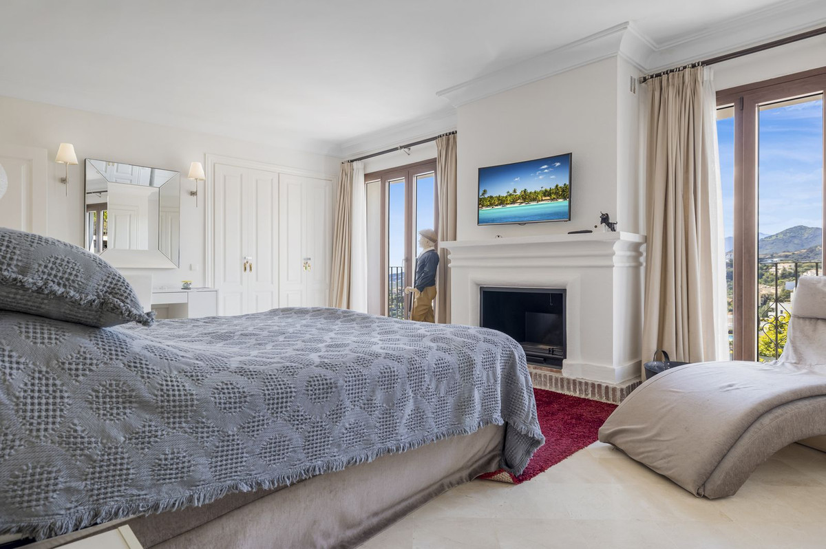 Exclusivo Adosado Renovado en Benahavís: Sol, Lujo y Vistas, Exclusivo adosado renovado en Benahavís, Costa del Sol. 5 dorm, 5 baños, piscina privada y jardín. Lujo cerca de golf y playa. ¡Tu oasis mediterráneo por 995.00
