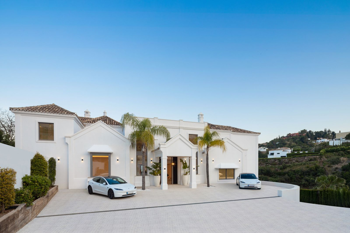 Villa de Lujo Exclusiva en Benahavís con Vistas al Mar, Villa de lujo en El Madroñal, Benahavís. Vistas al mar, 5.000m² de parcela, 5 hab. Spa, cine, piscina. Estilo de vida exclusivo en Costa del Sol. ¡Oportunidad ú