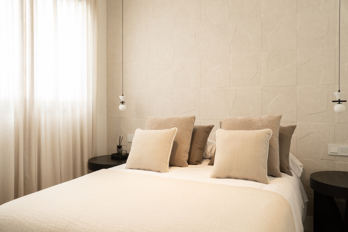 Fuengirola: Lujo Costero, Apartamento Exclusivo con Vistas al Mar, Descubre un exclusivo apartamento de obra nueva en Fuengirola, Costa del Sol. 2 hab., 2 baños, vistas al mar, terrazas y aerotermia. Lujo sostenible cerca de la