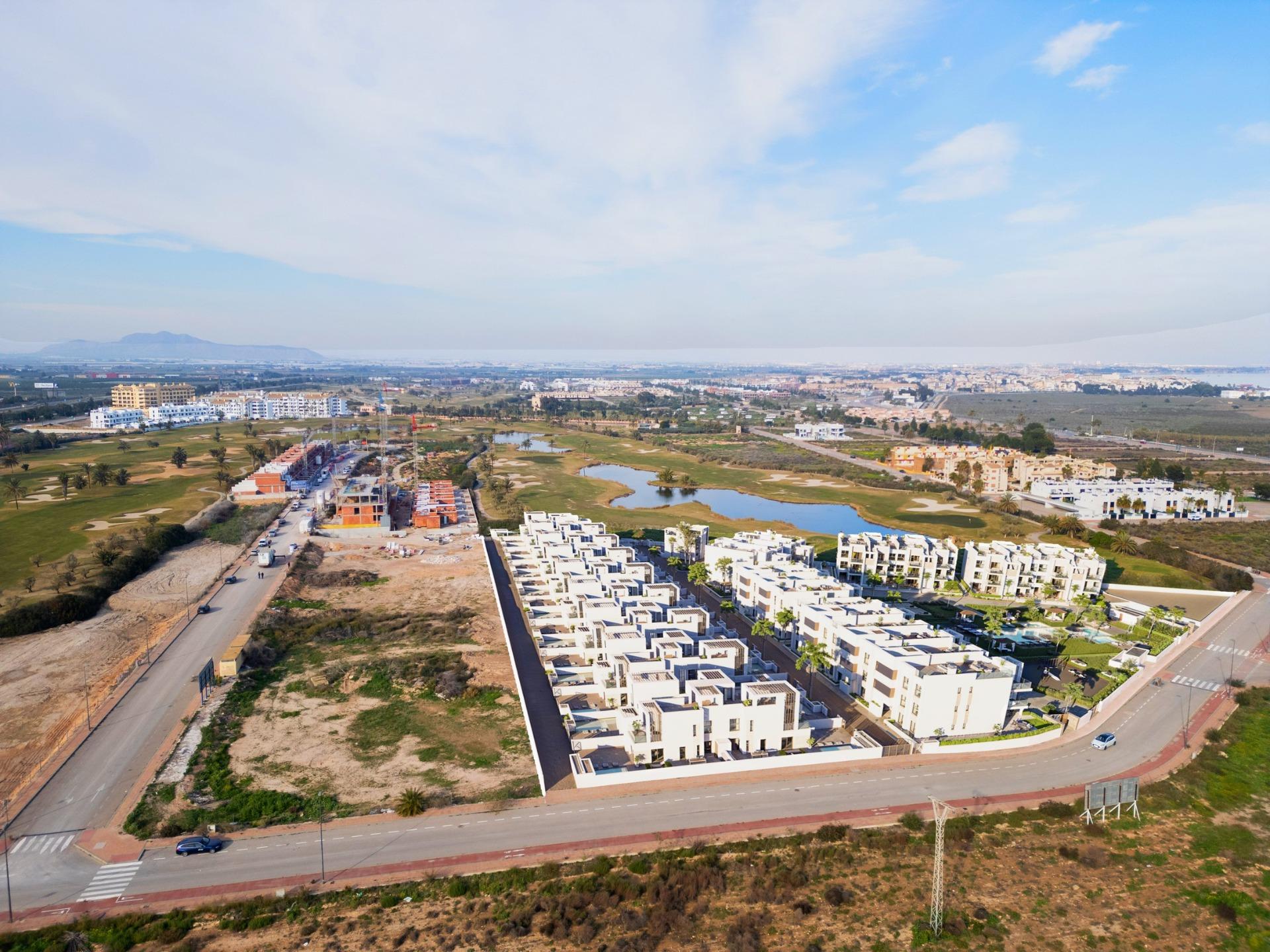 Apartamentos de nueva construcción en La Serena Golf-Los Alcázares, cerca de la playa, Apartamento de lujo a estrenar en La Serena Golf, Los Alcázares. Disfrute la vida mediterránea en Costa Cálida, a 300m del Mar Menor. 3 hab, amplias terrazas y