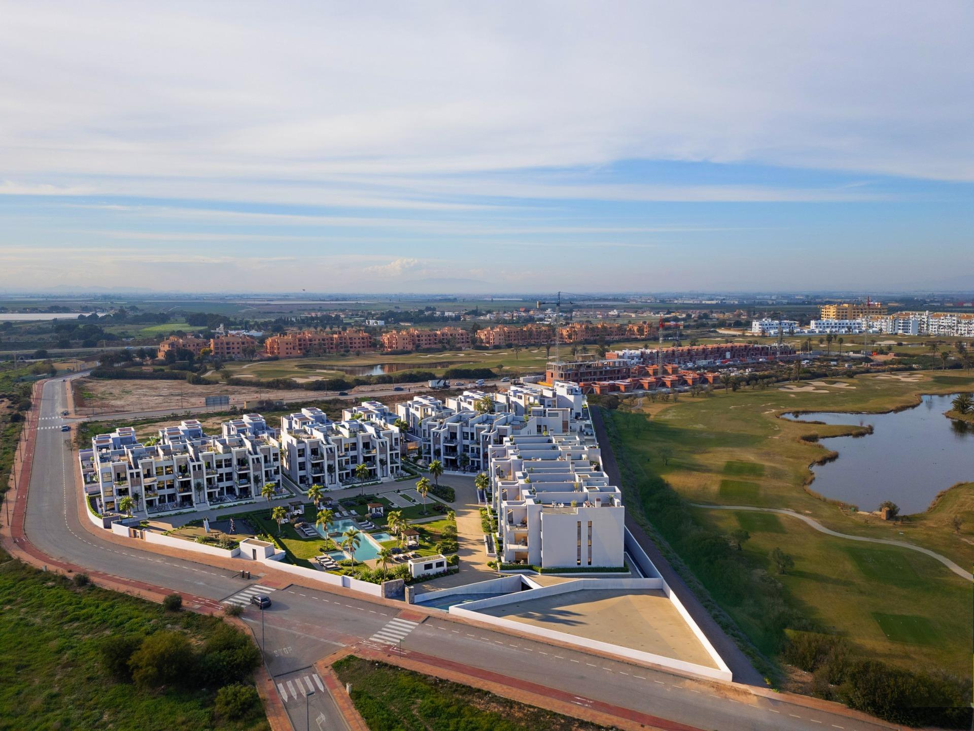 Apartamentos de nueva construcción en La Serena Golf-Los Alcázares, cerca de la playa, Apartamento de lujo a estrenar en La Serena Golf, Los Alcázares. Disfrute la vida mediterránea en Costa Cálida, a 300m del Mar Menor. 3 hab, amplias terrazas y