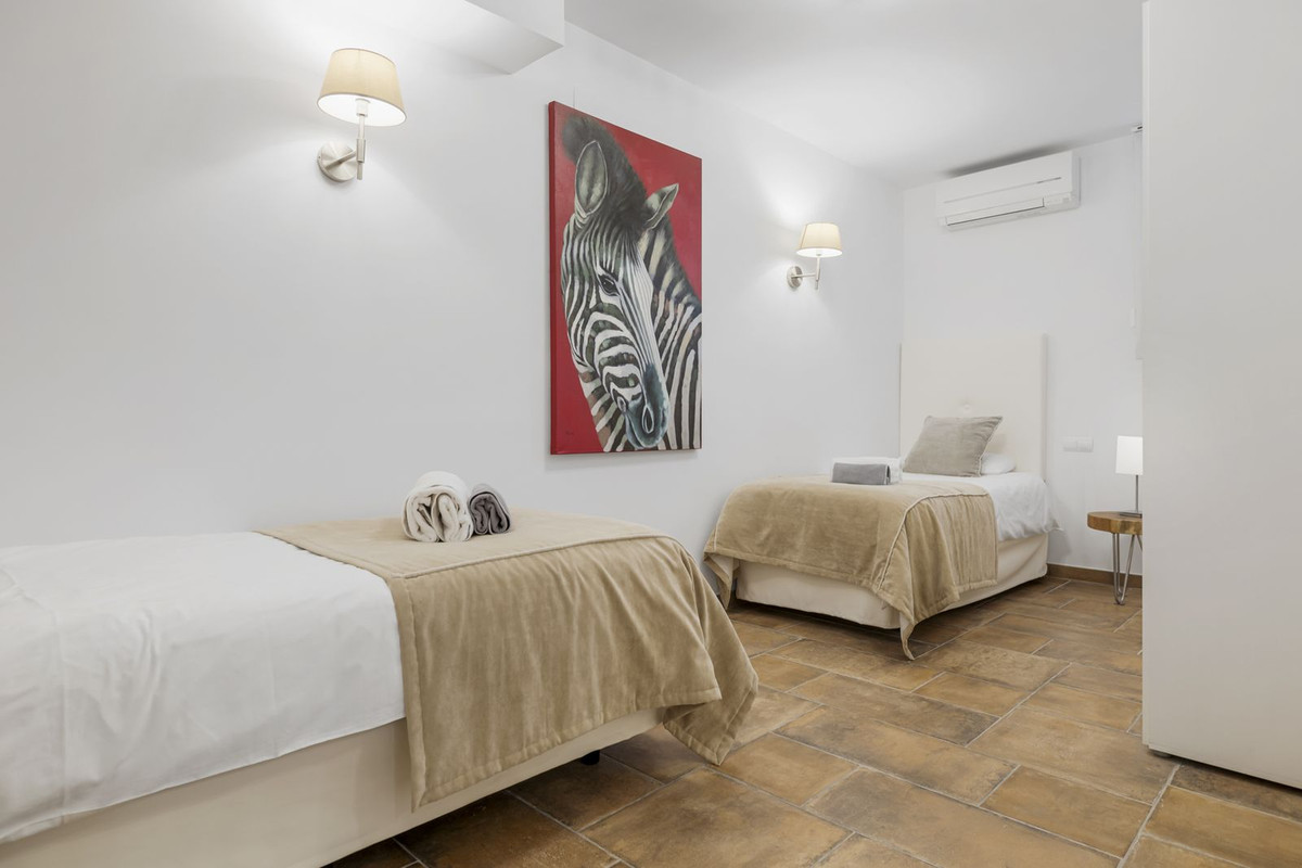 Exclusivo Adosado Renovado en Benahavís: Sol, Lujo y Vistas, Exclusivo adosado renovado en Benahavís, Costa del Sol. 5 dorm, 5 baños, piscina privada y jardín. Lujo cerca de golf y playa. ¡Tu oasis mediterráneo por 995.00