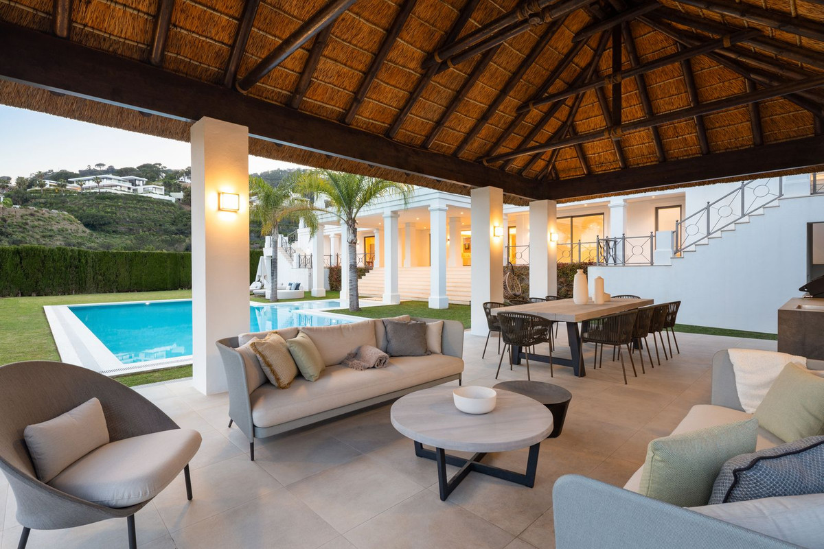 Villa de Lujo Exclusiva en Benahavís con Vistas al Mar, Villa de lujo en El Madroñal, Benahavís. Vistas al mar, 5.000m² de parcela, 5 hab. Spa, cine, piscina. Estilo de vida exclusivo en Costa del Sol. ¡Oportunidad ú