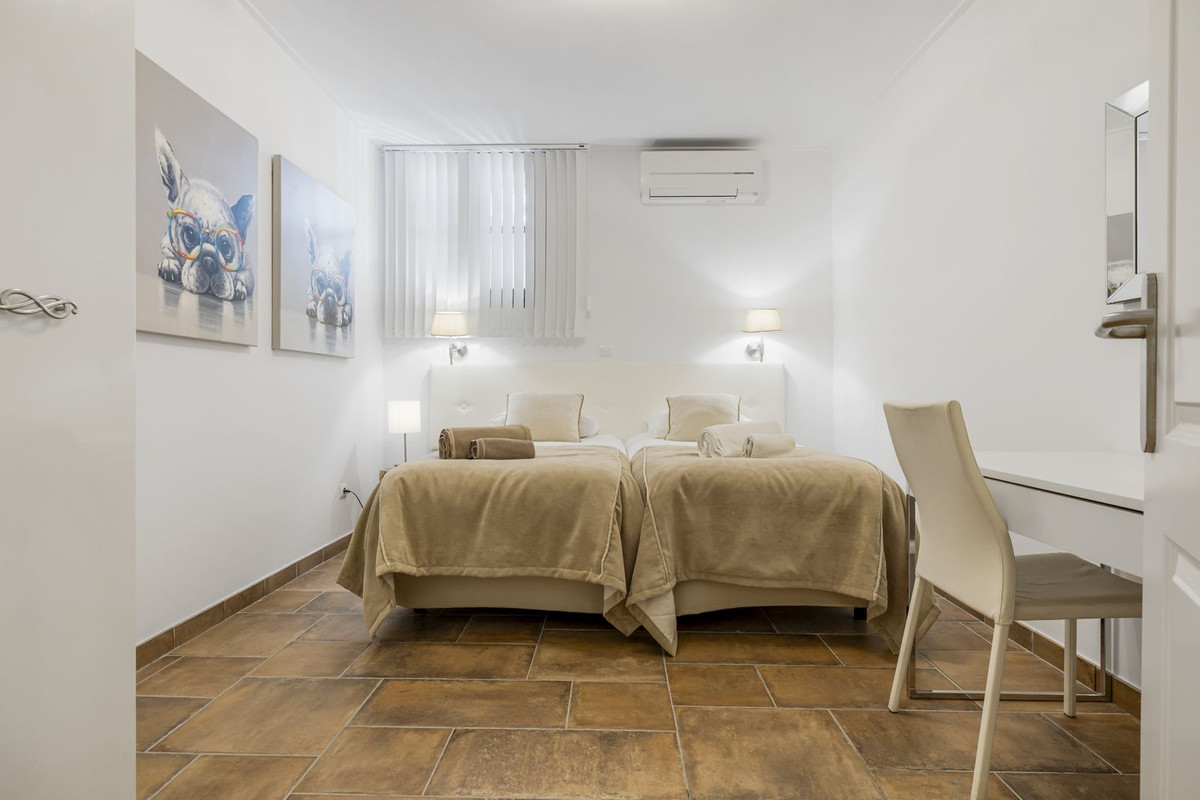 Exclusivo Adosado Renovado en Benahavís: Sol, Lujo y Vistas, Exclusivo adosado renovado en Benahavís, Costa del Sol. 5 dorm, 5 baños, piscina privada y jardín. Lujo cerca de golf y playa. ¡Tu oasis mediterráneo por 995.00