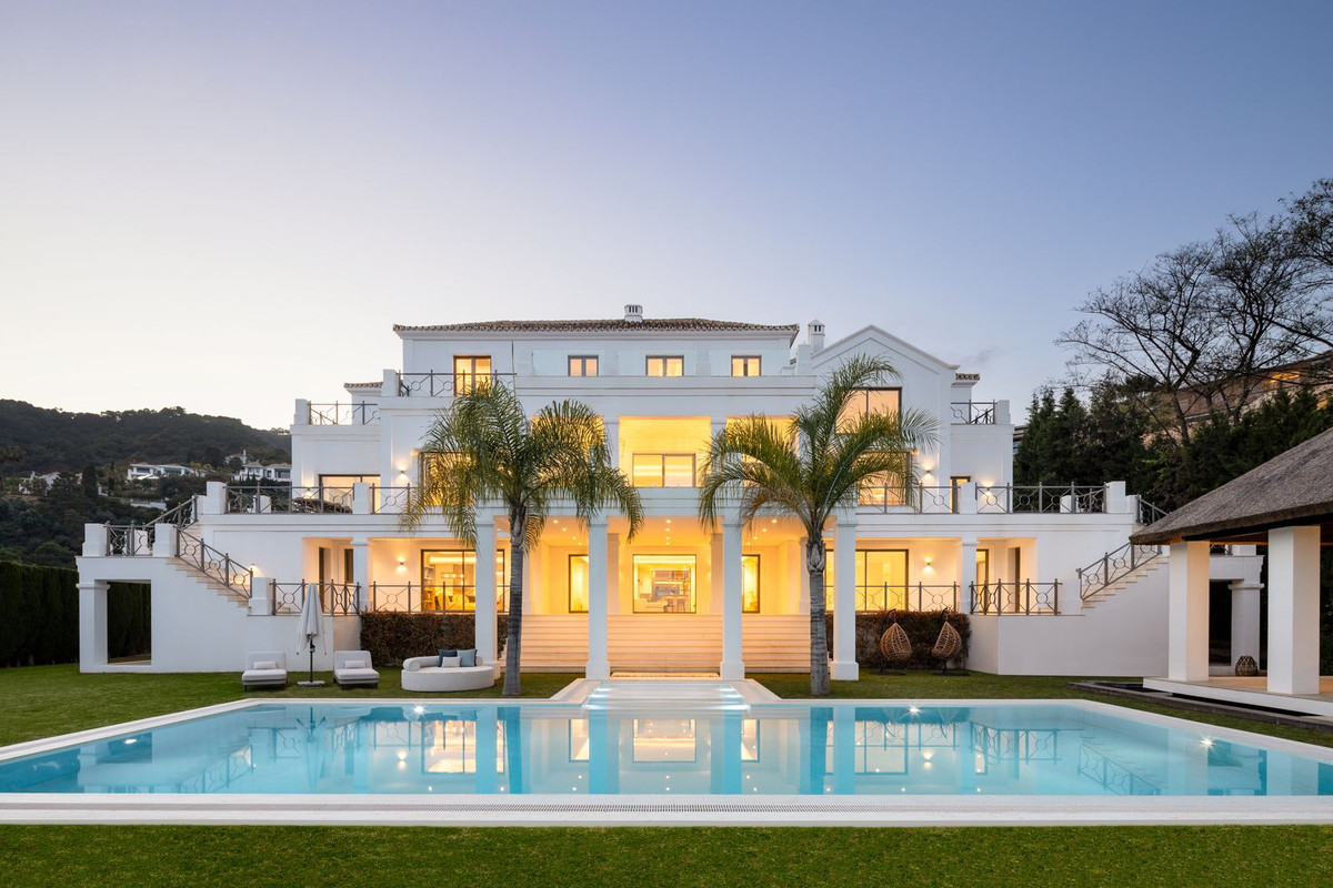 Villa de Lujo Exclusiva en Benahavís con Vistas al Mar, Villa de lujo en El Madroñal, Benahavís. Vistas al mar, 5.000m² de parcela, 5 hab. Spa, cine, piscina. Estilo de vida exclusivo en Costa del Sol. ¡Oportunidad ú