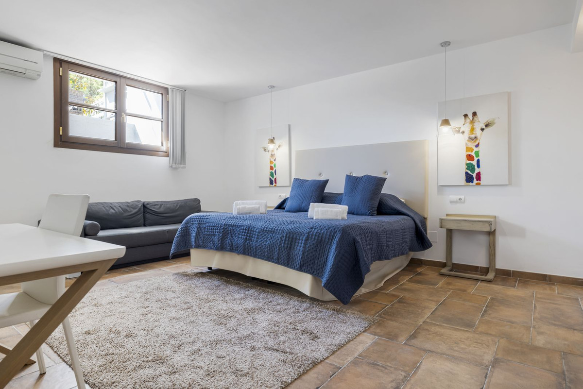 Exclusivo Adosado Renovado en Benahavís: Sol, Lujo y Vistas, Exclusivo adosado renovado en Benahavís, Costa del Sol. 5 dorm, 5 baños, piscina privada y jardín. Lujo cerca de golf y playa. ¡Tu oasis mediterráneo por 995.00