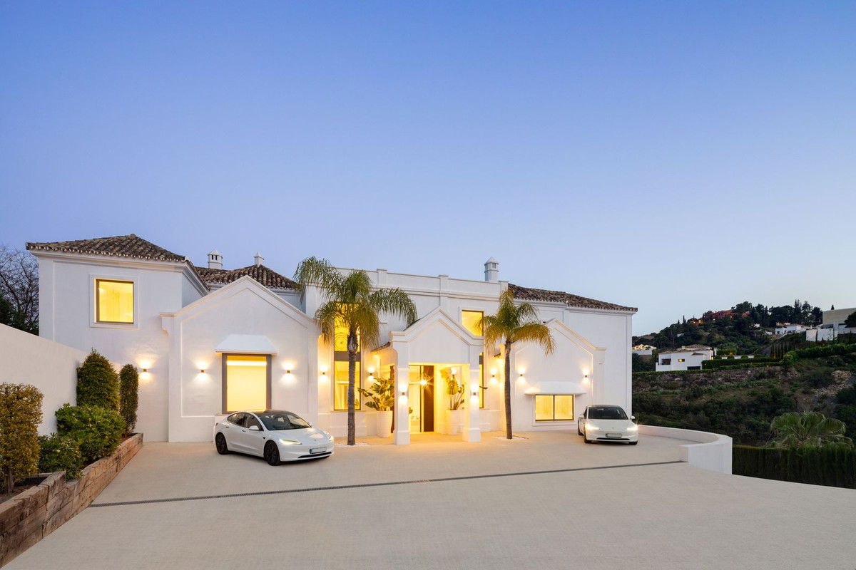 Villa de Lujo Exclusiva en Benahavís con Vistas al Mar, Villa de lujo en El Madroñal, Benahavís. Vistas al mar, 5.000m² de parcela, 5 hab. Spa, cine, piscina. Estilo de vida exclusivo en Costa del Sol. ¡Oportunidad ú