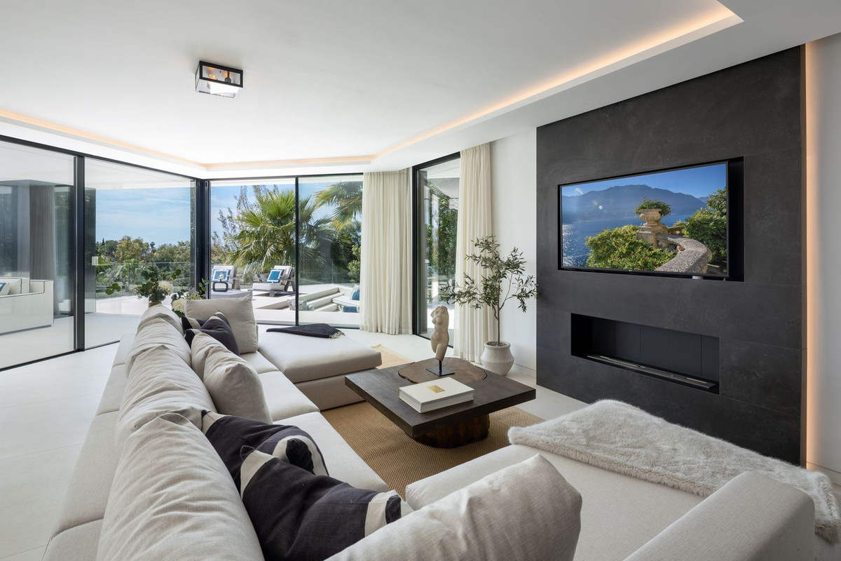 Exclusiva Villa de Lujo con Vistas al Mar en Benahavís, Descubra esta villa de lujo moderna en El Herrojo, Benahavís. Diseño Ames (2021), 5 dorm., 6 baños, piscina infinita y vistas al mar. ¡Su oasis en la Costa del