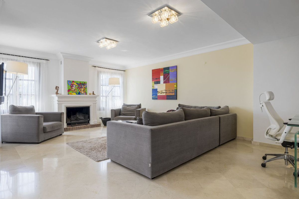 Exclusivo Adosado Renovado en Benahavís: Sol, Lujo y Vistas, Exclusivo adosado renovado en Benahavís, Costa del Sol. 5 dorm, 5 baños, piscina privada y jardín. Lujo cerca de golf y playa. ¡Tu oasis mediterráneo por 995.00