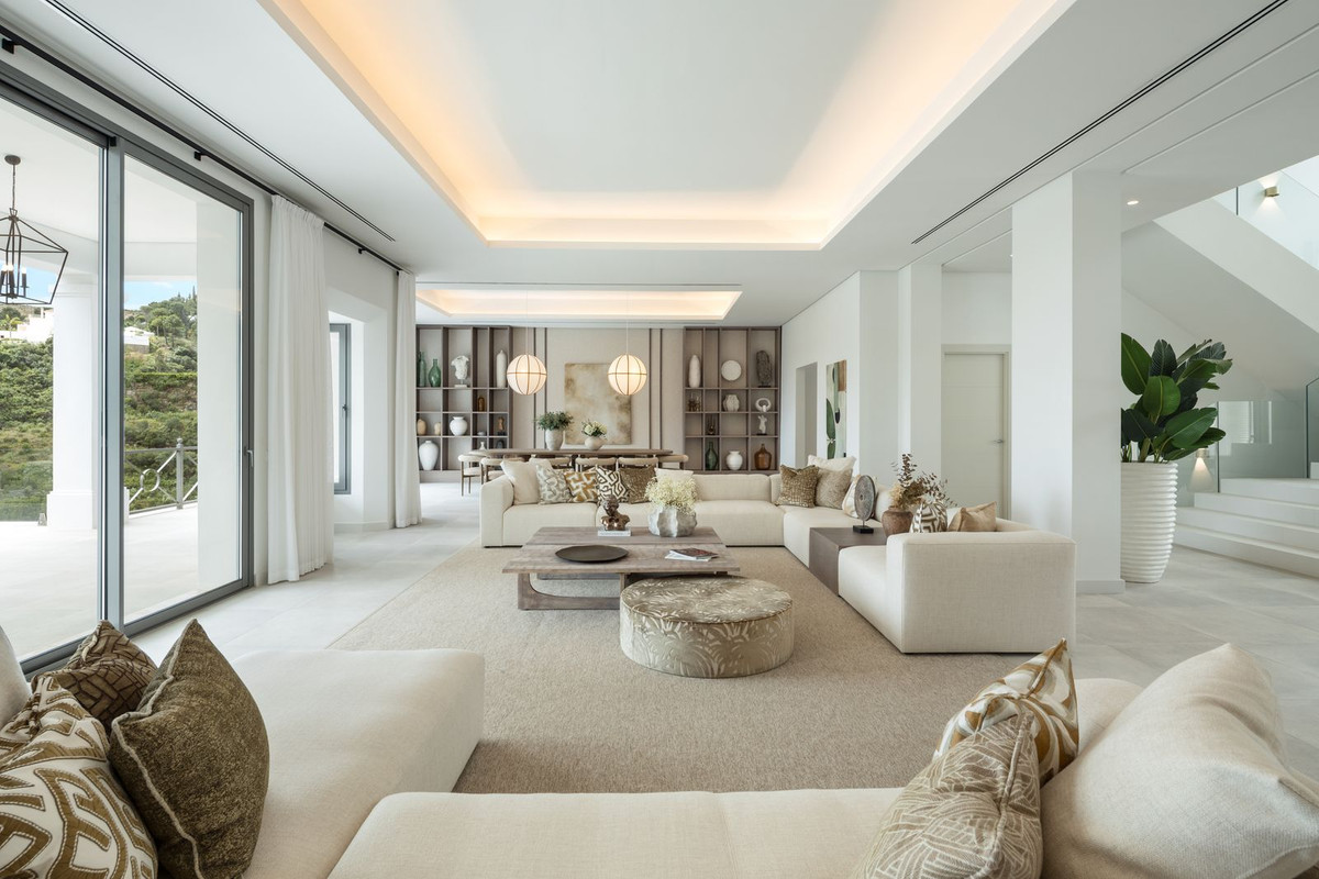 Villa de Lujo Exclusiva en Benahavís con Vistas al Mar, Villa de lujo en El Madroñal, Benahavís. Vistas al mar, 5.000m² de parcela, 5 hab. Spa, cine, piscina. Estilo de vida exclusivo en Costa del Sol. ¡Oportunidad ú