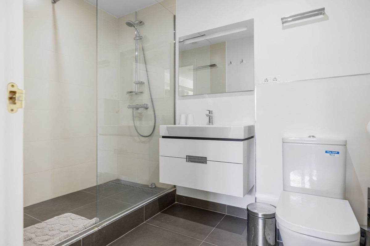 Exclusivo Adosado Renovado en Benahavís: Sol, Lujo y Vistas, Exclusivo adosado renovado en Benahavís, Costa del Sol. 5 dorm, 5 baños, piscina privada y jardín. Lujo cerca de golf y playa. ¡Tu oasis mediterráneo por 995.00