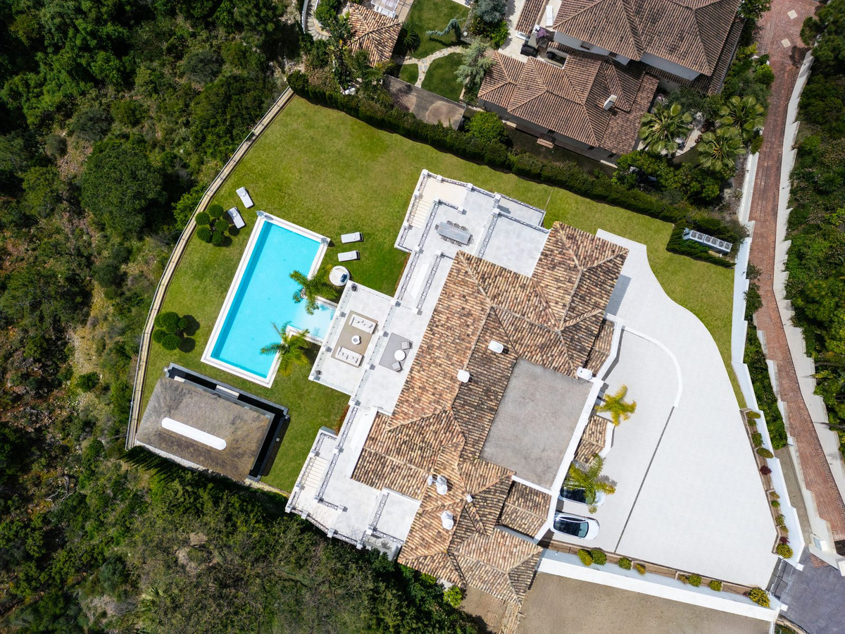 Villa de Lujo Exclusiva en Benahavís con Vistas al Mar, Villa de lujo en El Madroñal, Benahavís. Vistas al mar, 5.000m² de parcela, 5 hab. Spa, cine, piscina. Estilo de vida exclusivo en Costa del Sol. ¡Oportunidad ú