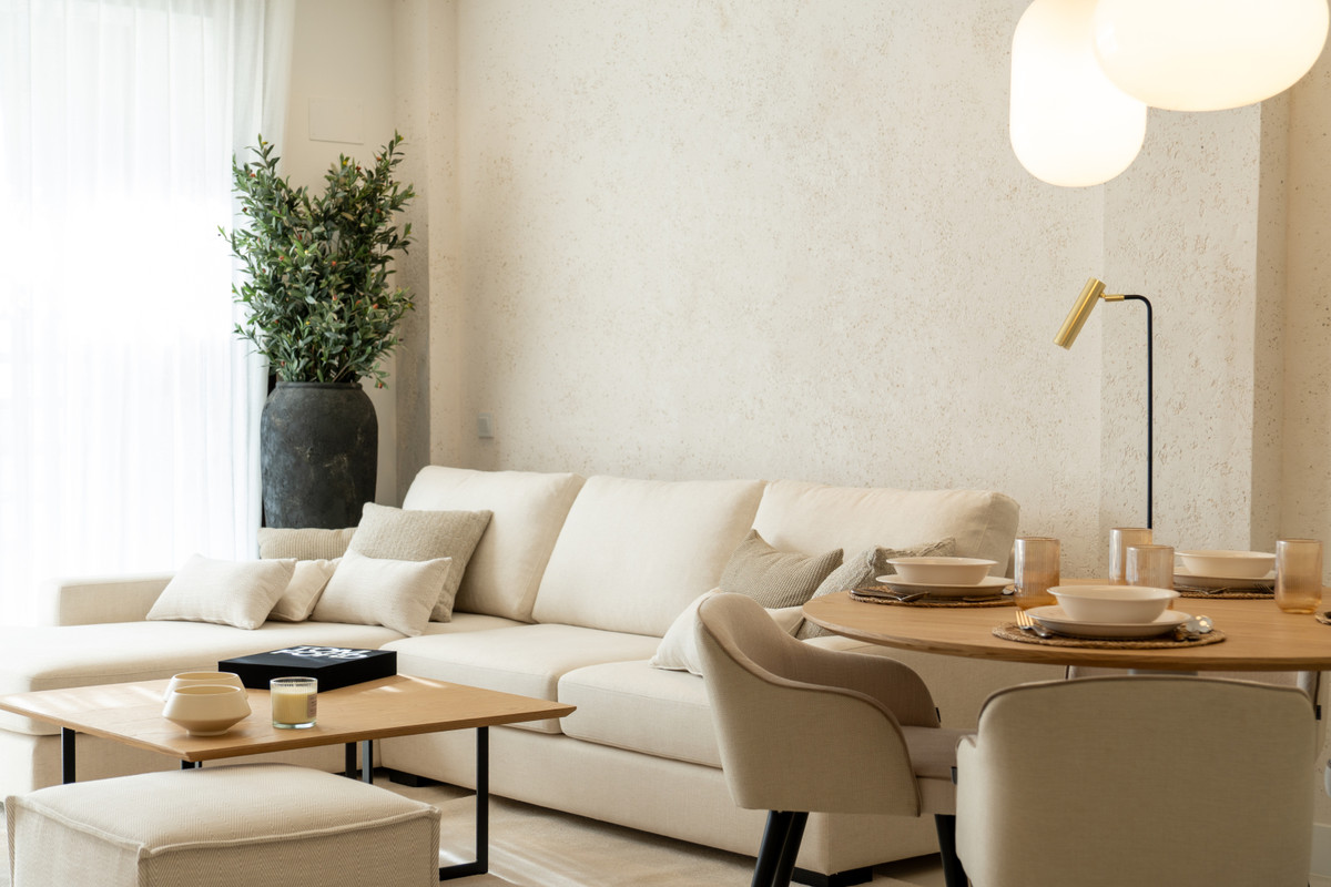 Lujo mediterráneo: Su nuevo hogar en Fuengirola, Residencias de obra nueva en Fuengirola, Costa del Sol. Apartamentos de lujo con terrazas, jardines y vistas al mar. Eficiencia energética y sostenibilidad.