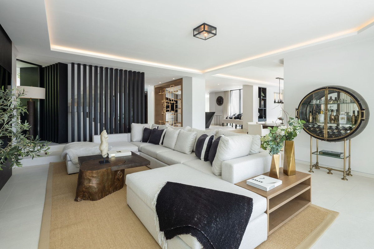 Exclusiva Villa de Lujo con Vistas al Mar en Benahavís, Descubra esta villa de lujo moderna en El Herrojo, Benahavís. Diseño Ames (2021), 5 dorm., 6 baños, piscina infinita y vistas al mar. ¡Su oasis en la Costa del
