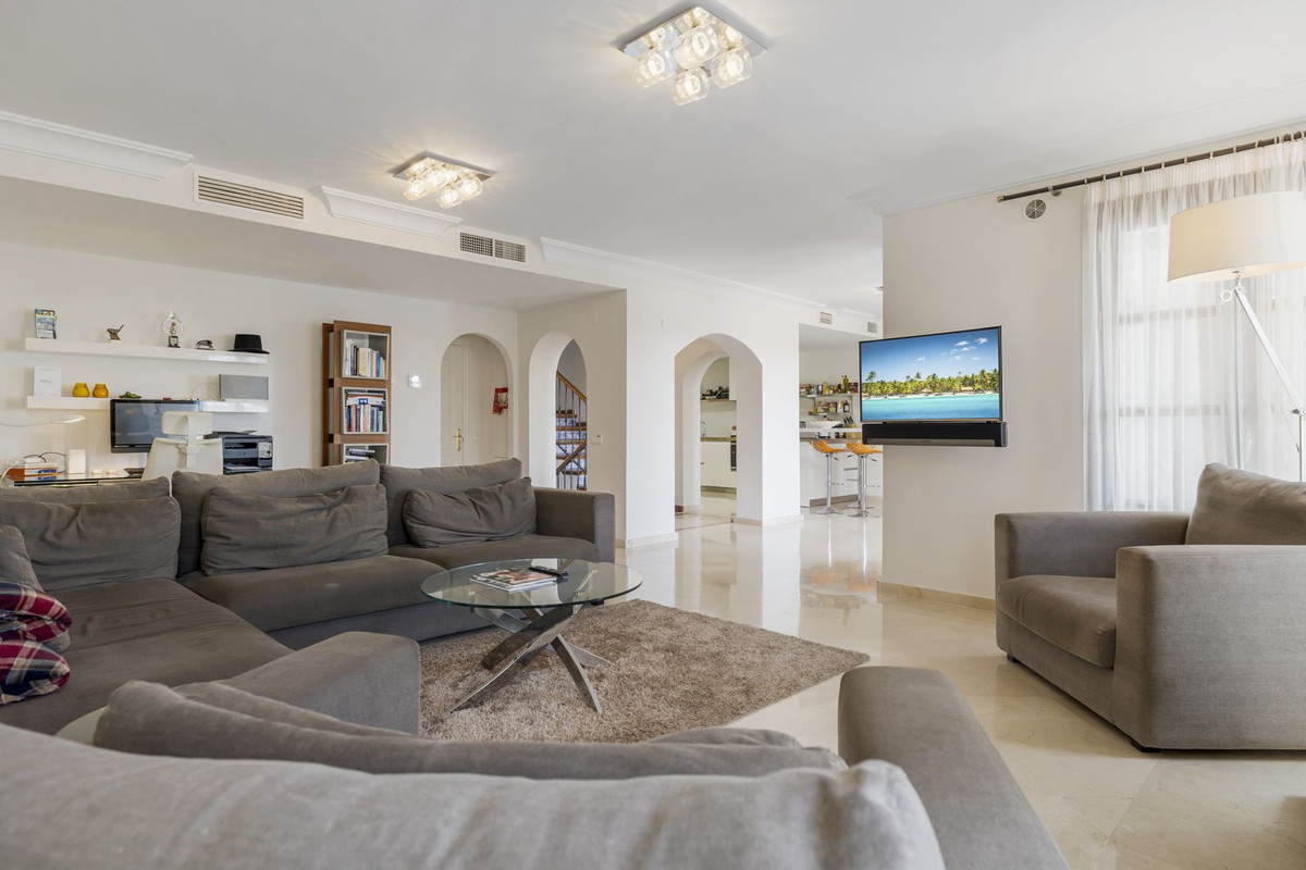 Exclusivo Adosado Renovado en Benahavís: Sol, Lujo y Vistas, Exclusivo adosado renovado en Benahavís, Costa del Sol. 5 dorm, 5 baños, piscina privada y jardín. Lujo cerca de golf y playa. ¡Tu oasis mediterráneo por 995.00