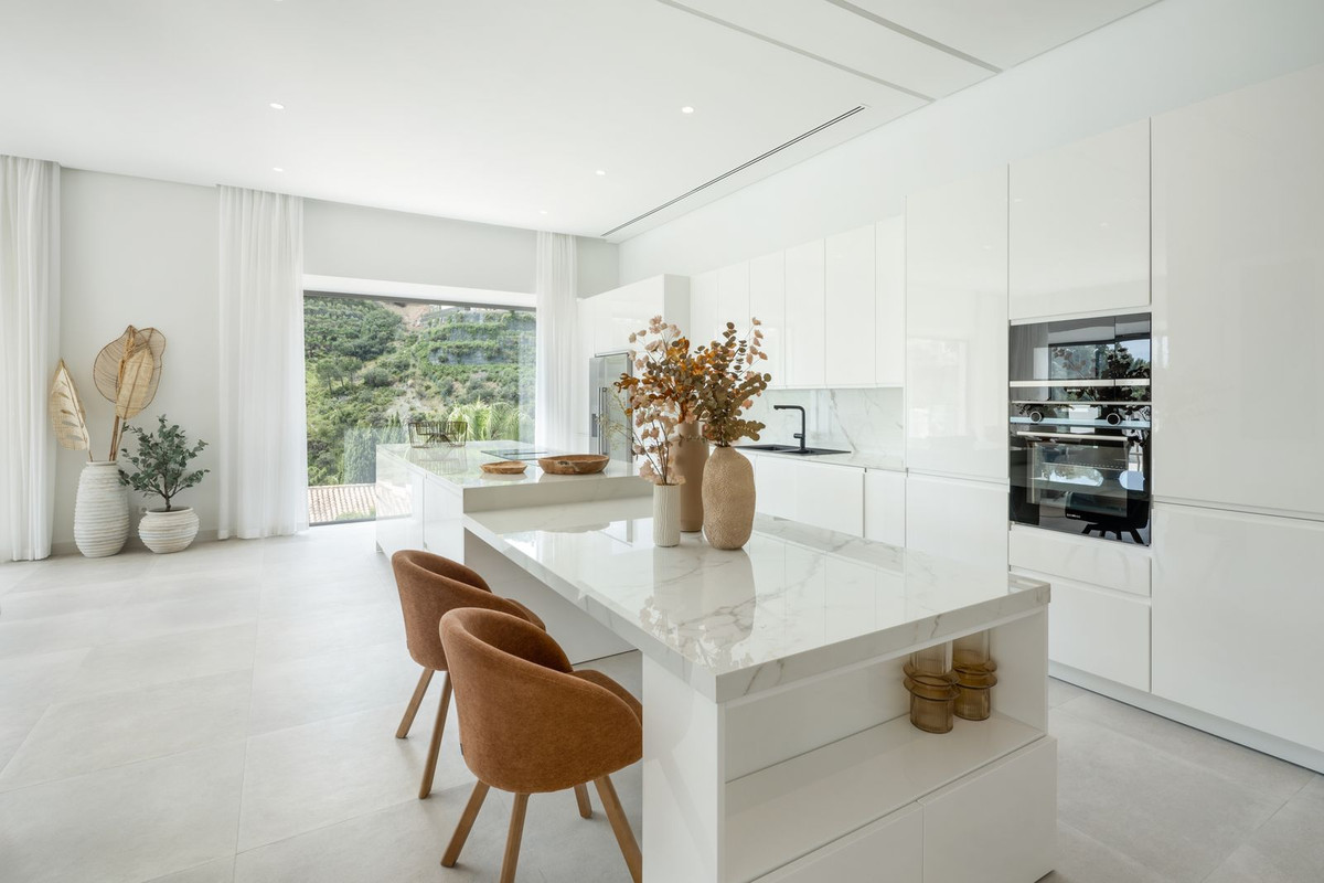 Villa de Lujo Exclusiva en Benahavís con Vistas al Mar, Villa de lujo en El Madroñal, Benahavís. Vistas al mar, 5.000m² de parcela, 5 hab. Spa, cine, piscina. Estilo de vida exclusivo en Costa del Sol. ¡Oportunidad ú