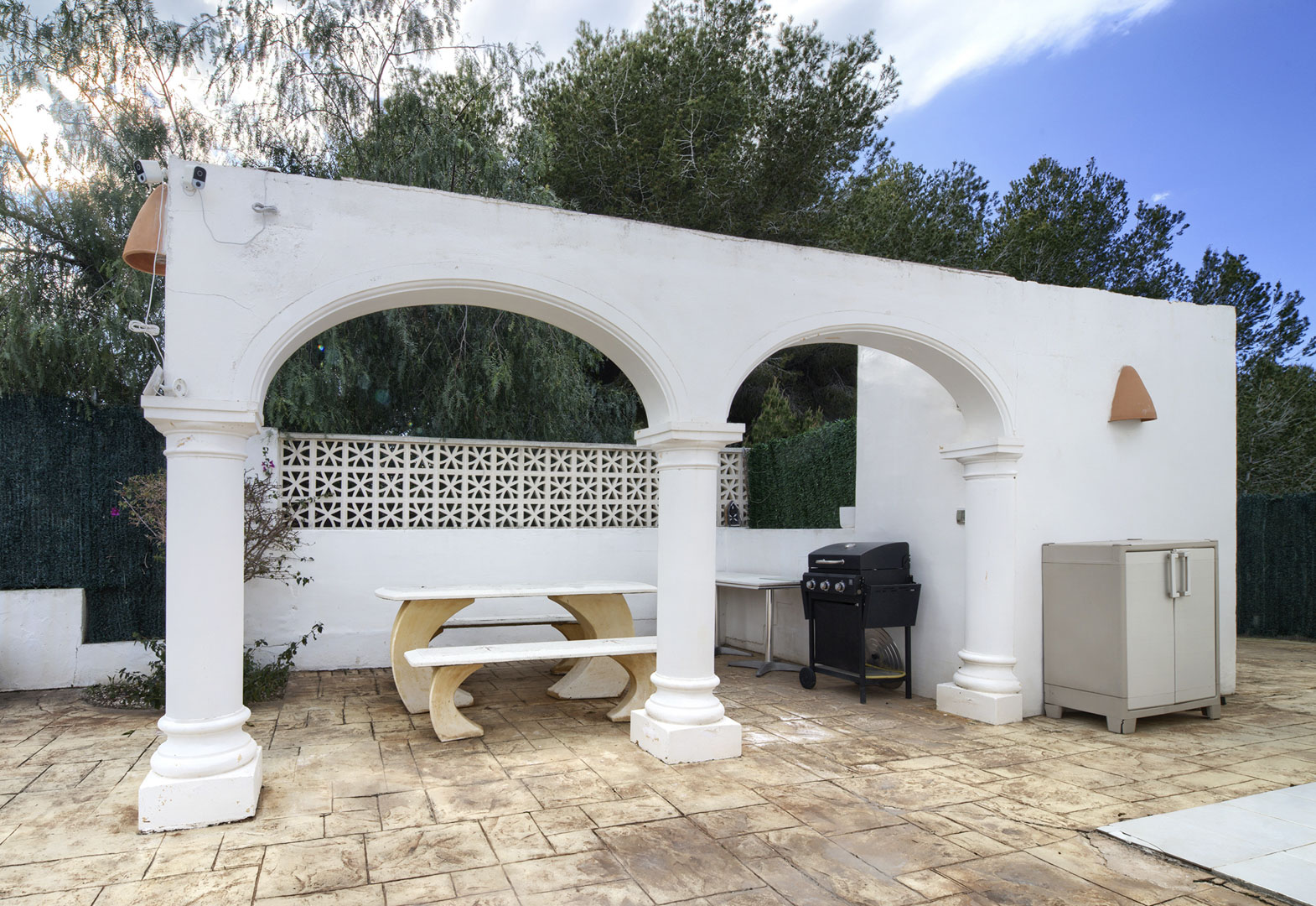 Javea: Exclusiva Villa Familiar con Piscina y Casa de Huéspedes, Villa tradicional en Las Laderas, Javea. 5 dormitorios, casa de invitados, piscina 50m², privacidad. Cerca de colegio y playas. Ideal inversión o familia. ¡749.