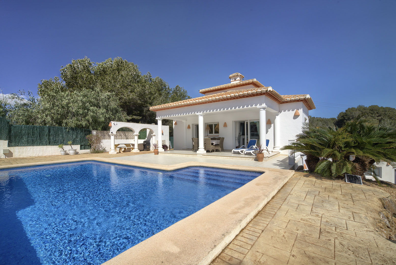 Javea: Exclusiva Villa Familiar con Piscina y Casa de Huéspedes, Villa tradicional en Las Laderas, Javea. 5 dormitorios, casa de invitados, piscina 50m², privacidad. Cerca de colegio y playas. Ideal inversión o familia. ¡749.