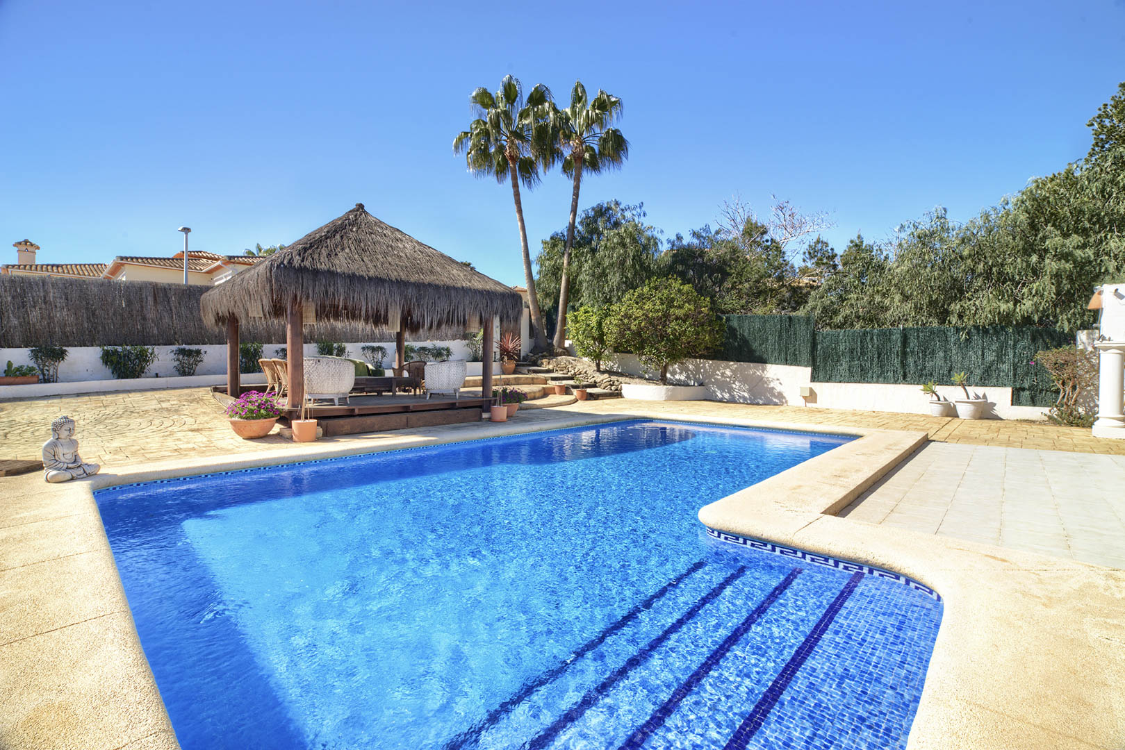 Javea: Exclusiva Villa Familiar con Piscina y Casa de Huéspedes, Villa tradicional en Las Laderas, Javea. 5 dormitorios, casa de invitados, piscina 50m², privacidad. Cerca de colegio y playas. Ideal inversión o familia. ¡749.
