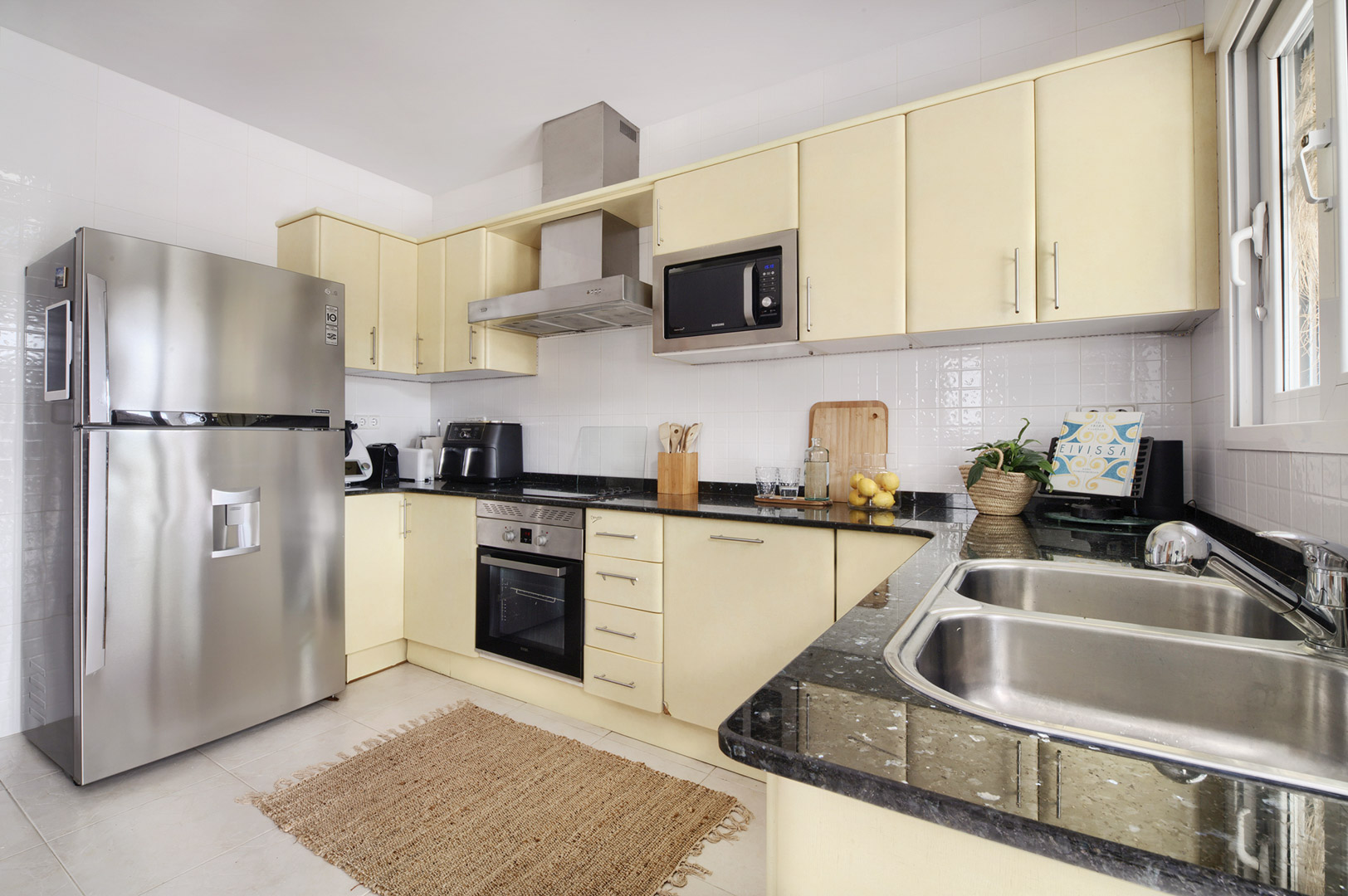 Javea: Exclusiva Villa Familiar con Piscina y Casa de Huéspedes, Villa tradicional en Las Laderas, Javea. 5 dormitorios, casa de invitados, piscina 50m², privacidad. Cerca de colegio y playas. Ideal inversión o familia. ¡749.