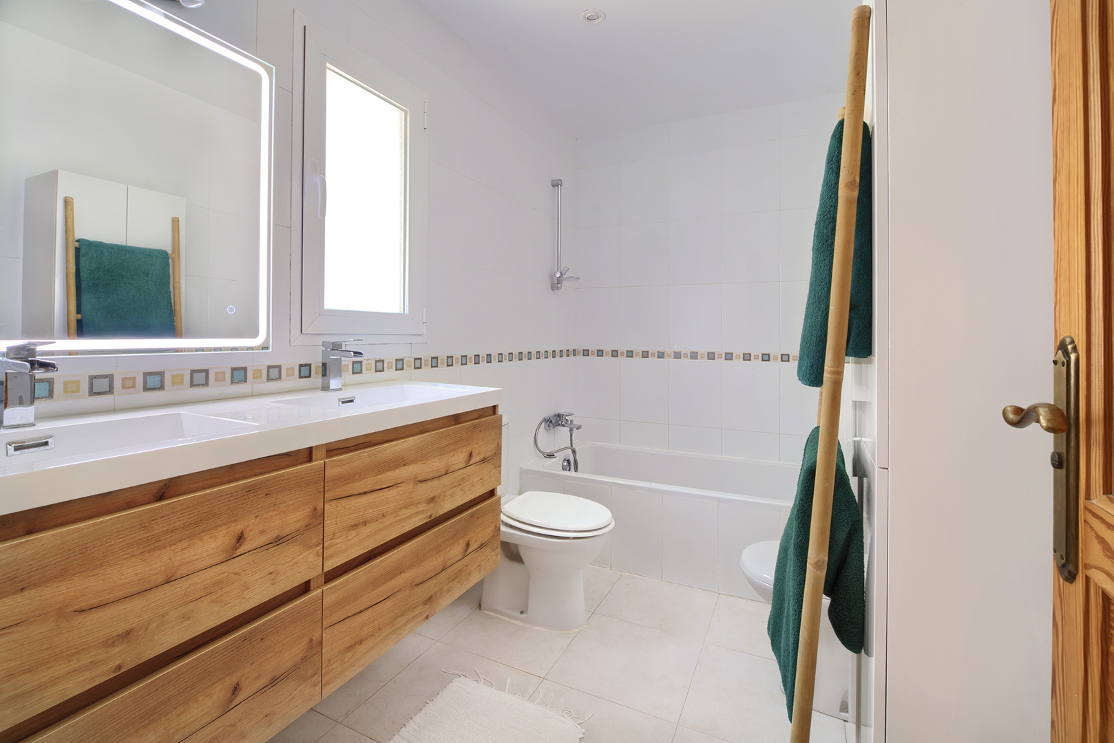 Javea: Exclusiva Villa Familiar con Piscina y Casa de Huéspedes, Villa tradicional en Las Laderas, Javea. 5 dormitorios, casa de invitados, piscina 50m², privacidad. Cerca de colegio y playas. Ideal inversión o familia. ¡749.