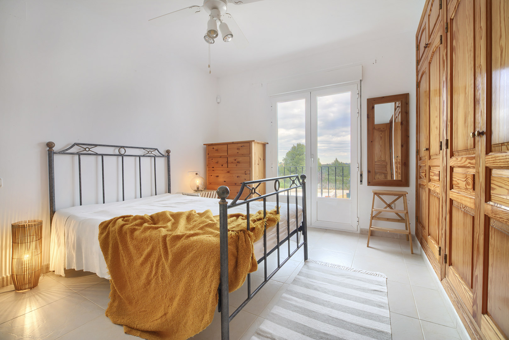 Javea: Exclusiva Villa Familiar con Piscina y Casa de Huéspedes, Villa tradicional en Las Laderas, Javea. 5 dormitorios, casa de invitados, piscina 50m², privacidad. Cerca de colegio y playas. Ideal inversión o familia. ¡749.