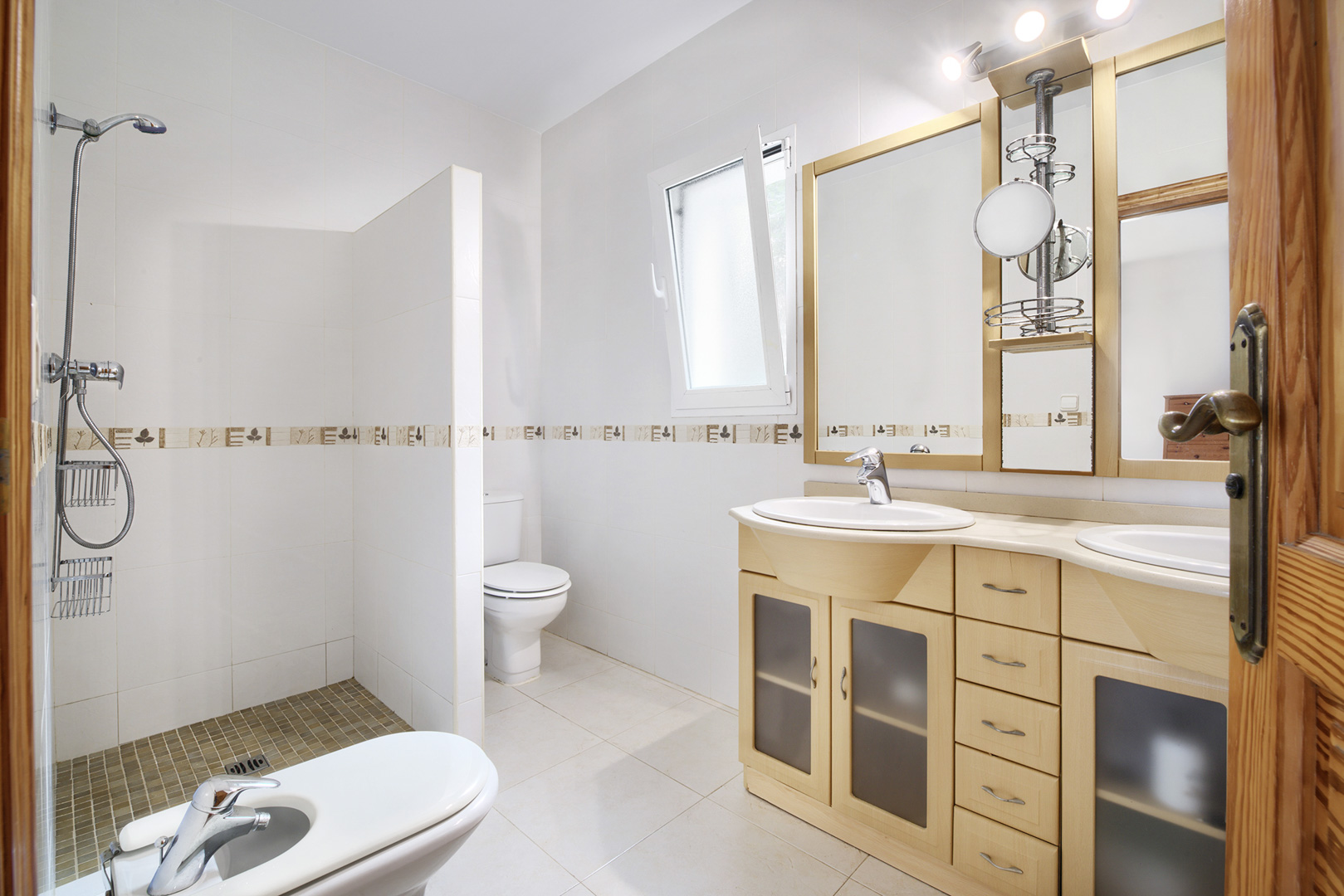 Javea: Exclusiva Villa Familiar con Piscina y Casa de Huéspedes, Villa tradicional en Las Laderas, Javea. 5 dormitorios, casa de invitados, piscina 50m², privacidad. Cerca de colegio y playas. Ideal inversión o familia. ¡749.