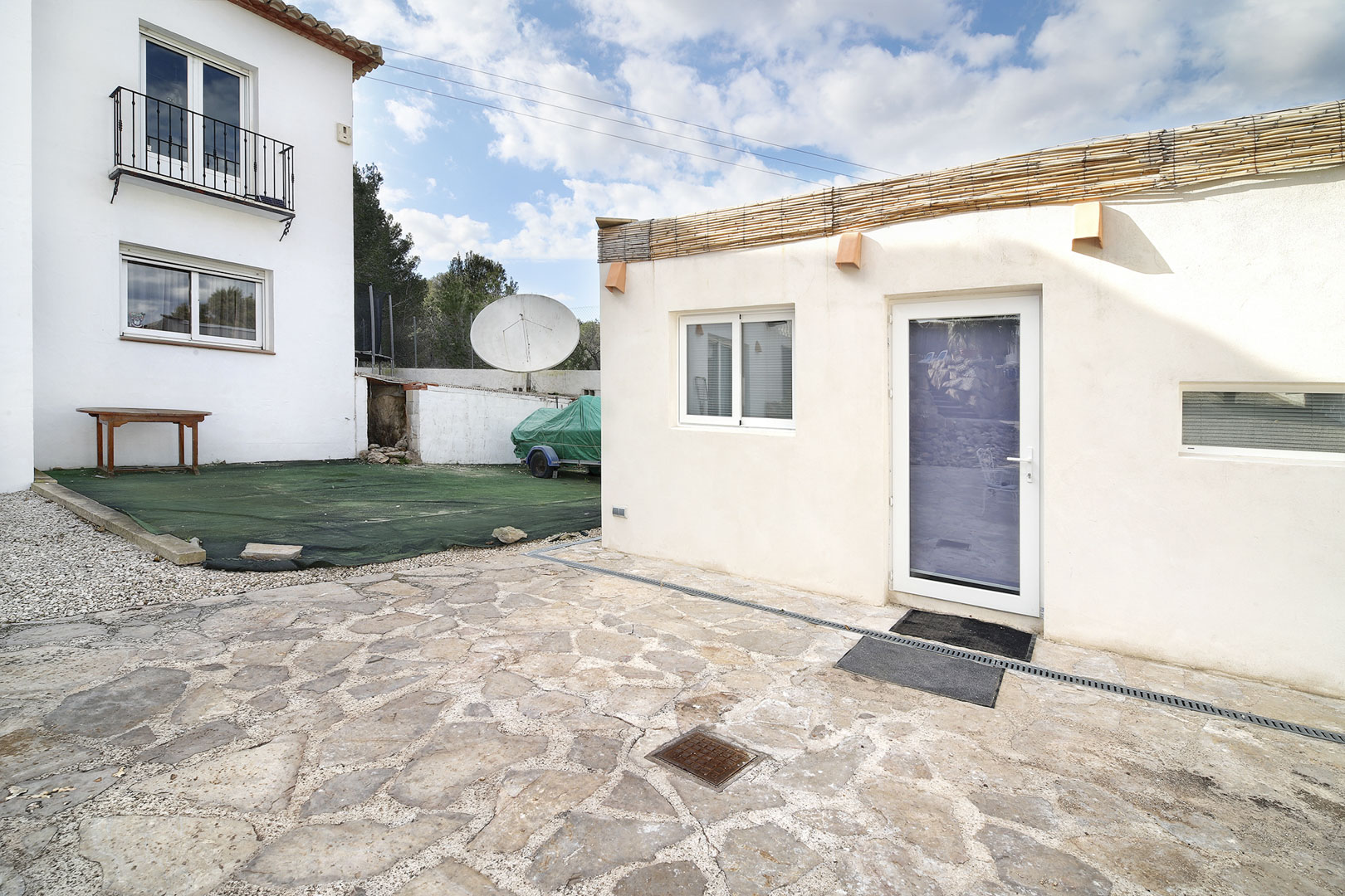 Javea: Exclusiva Villa Familiar con Piscina y Casa de Huéspedes, Villa tradicional en Las Laderas, Javea. 5 dormitorios, casa de invitados, piscina 50m², privacidad. Cerca de colegio y playas. Ideal inversión o familia. ¡749.