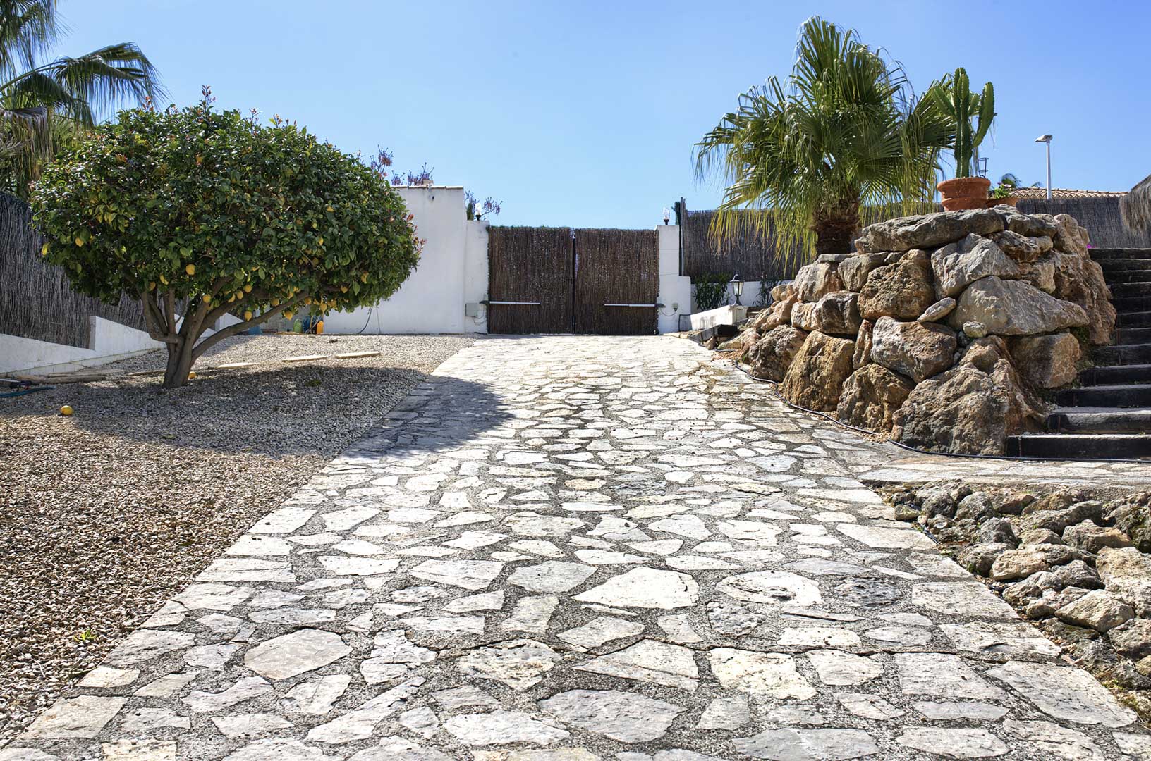 Javea: Exclusiva Villa Familiar con Piscina y Casa de Huéspedes, Villa tradicional en Las Laderas, Javea. 5 dormitorios, casa de invitados, piscina 50m², privacidad. Cerca de colegio y playas. Ideal inversión o familia. ¡749.