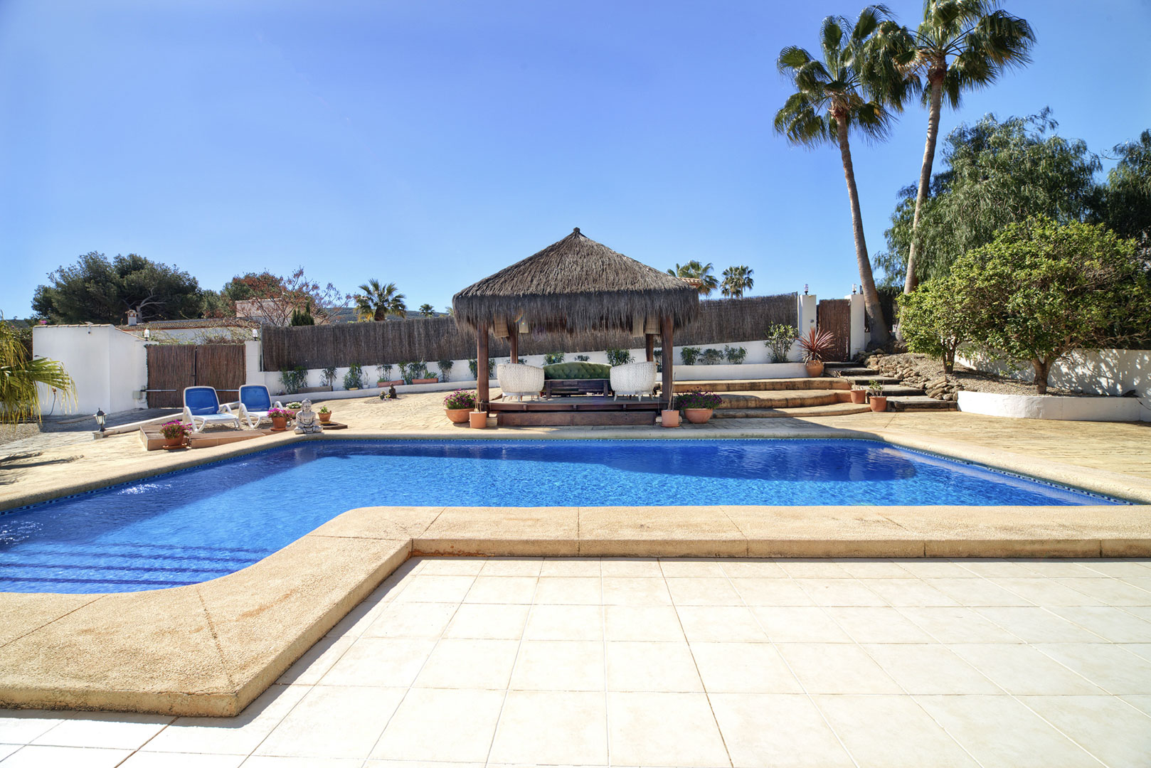 Javea: Exclusiva Villa Familiar con Piscina y Casa de Huéspedes, Villa tradicional en Las Laderas, Javea. 5 dormitorios, casa de invitados, piscina 50m², privacidad. Cerca de colegio y playas. Ideal inversión o familia. ¡749.