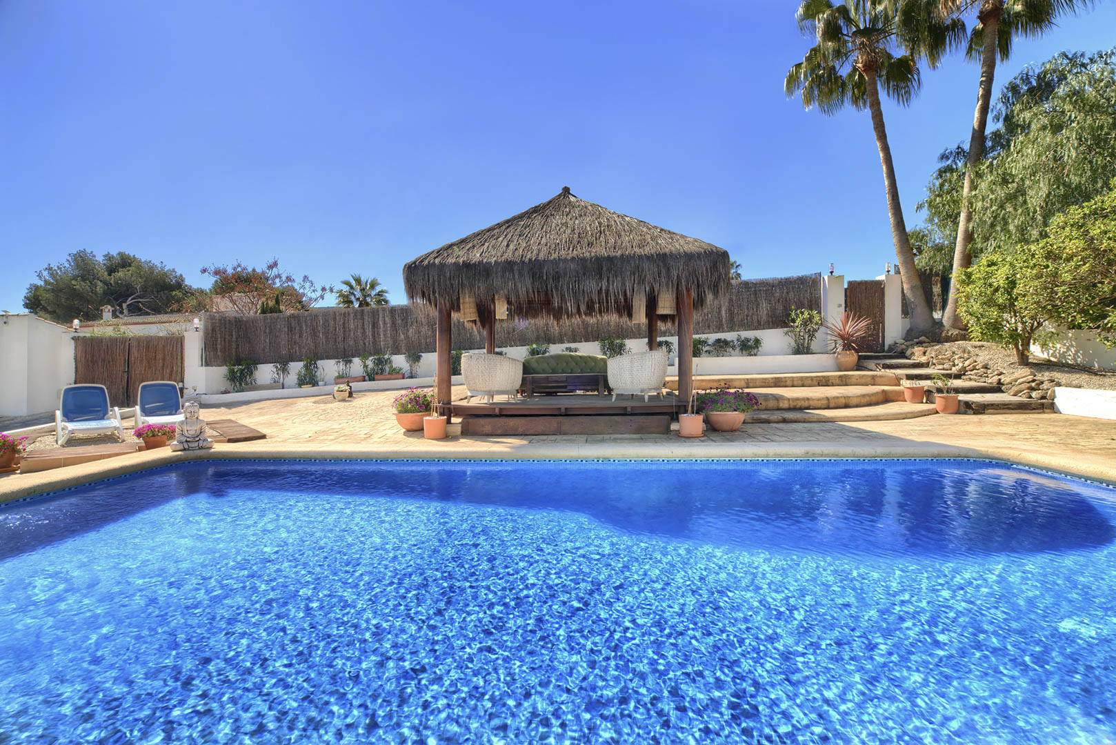 Javea: Exclusiva Villa Familiar con Piscina y Casa de Huéspedes, Villa tradicional en Las Laderas, Javea. 5 dormitorios, casa de invitados, piscina 50m², privacidad. Cerca de colegio y playas. Ideal inversión o familia. ¡749.