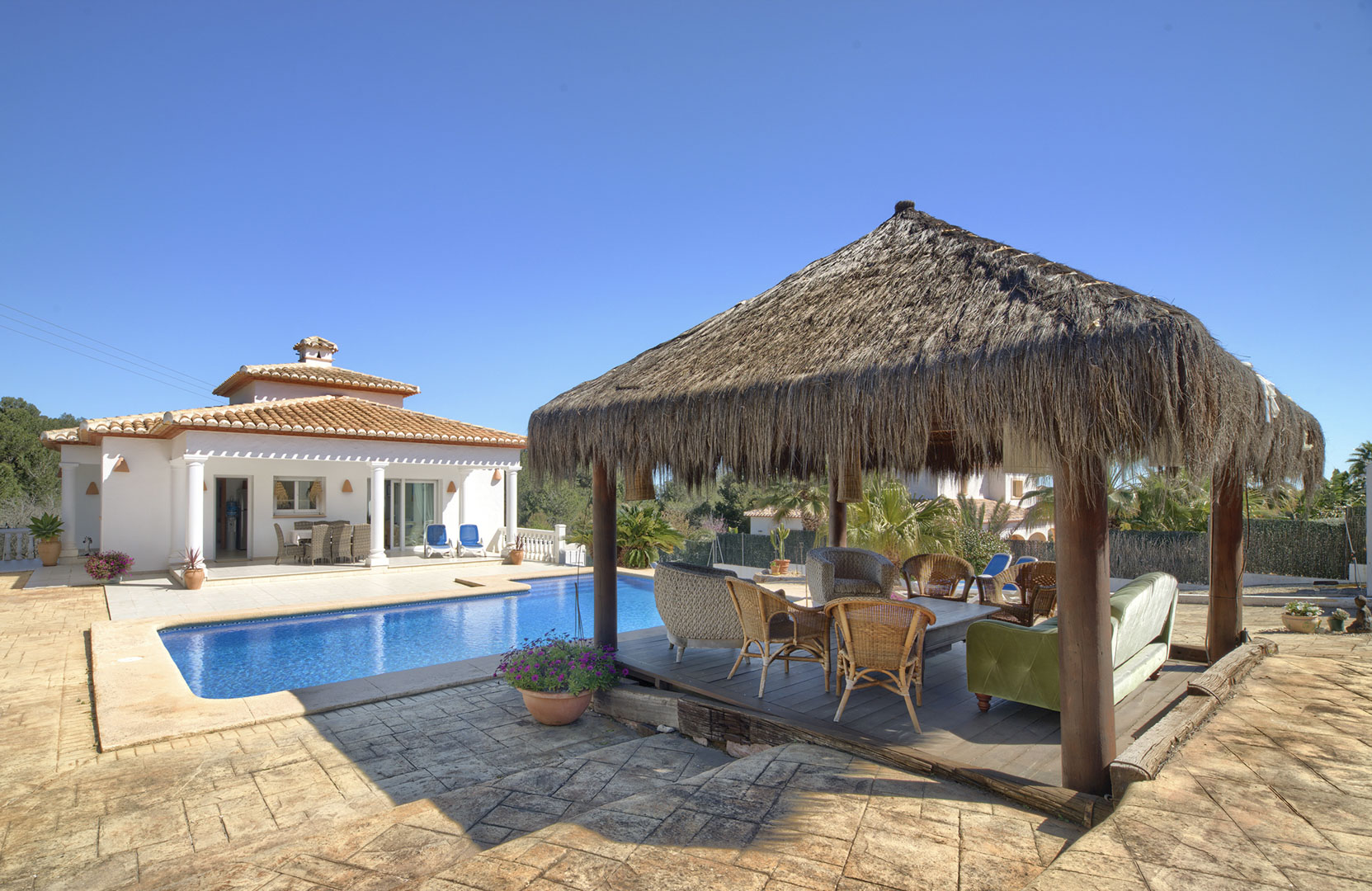 Javea: Exclusiva Villa Familiar con Piscina y Casa de Huéspedes, Villa tradicional en Las Laderas, Javea. 5 dormitorios, casa de invitados, piscina 50m², privacidad. Cerca de colegio y playas. Ideal inversión o familia. ¡749.