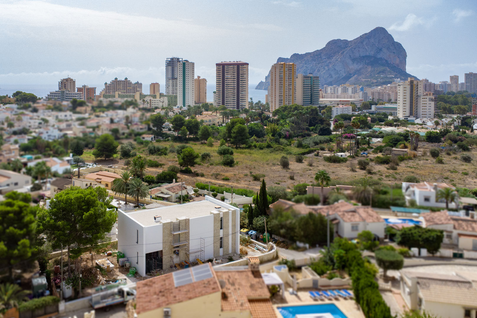 Exclusiva Villa Nueva en Calpe: Lujo y Autonomía Energética, Villa de lujo de nueva construcción en Calpe, Costa Blanca. A 500m de la playa, con vistas al Peñón de Ifach. 3 dormitorios, piscina, eficiencia A. ¡Un paraíso!