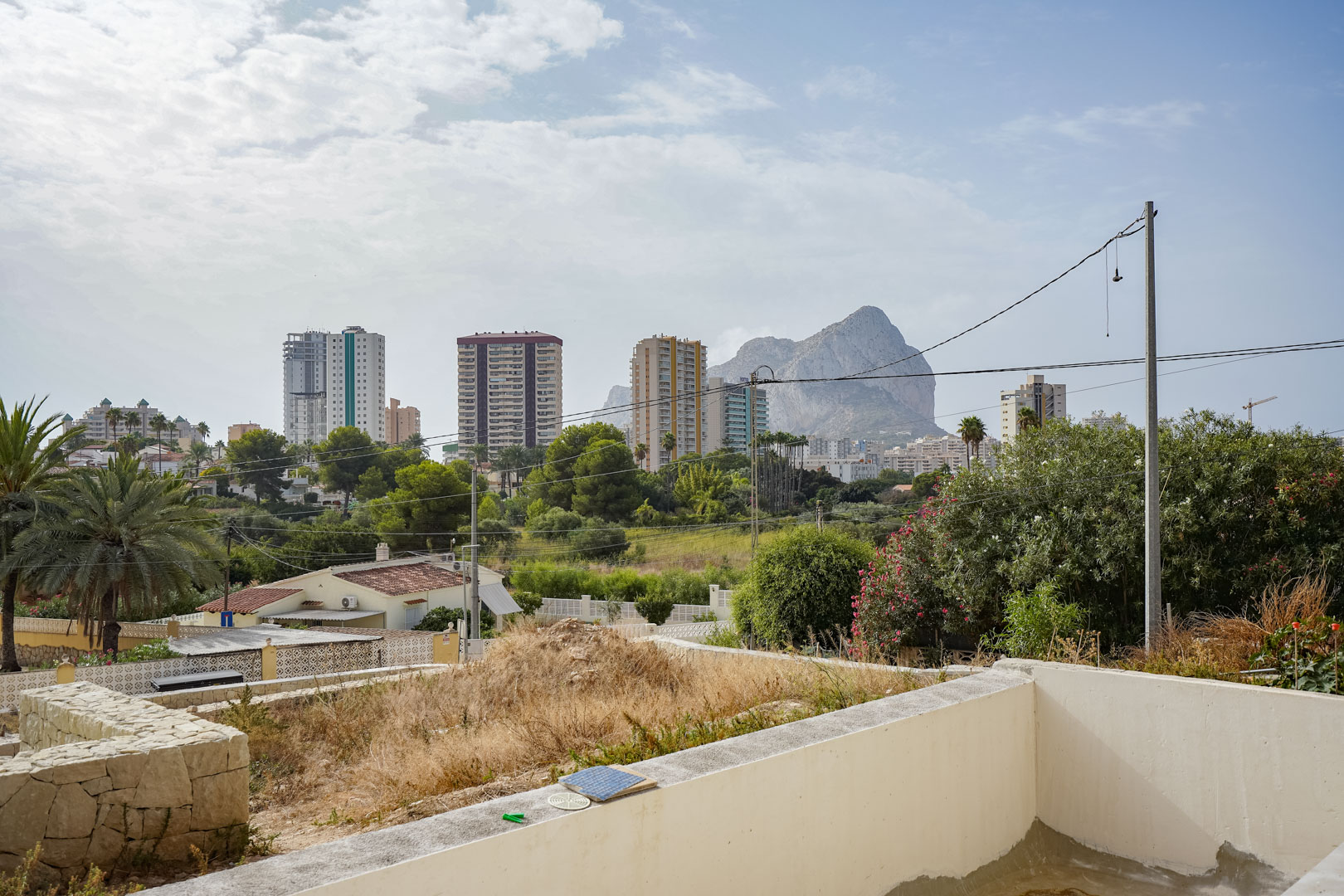 Exclusiva Villa Nueva en Calpe: Lujo y Autonomía Energética, Villa de lujo de nueva construcción en Calpe, Costa Blanca. A 500m de la playa, con vistas al Peñón de Ifach. 3 dormitorios, piscina, eficiencia A. ¡Un paraíso!