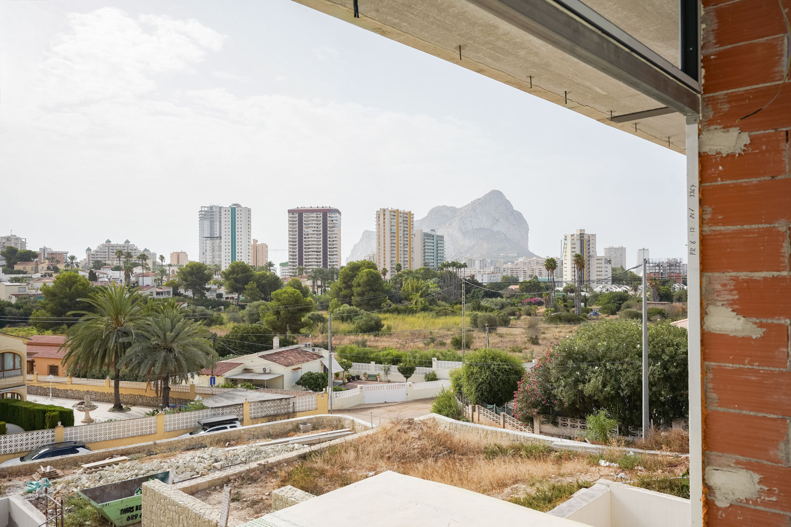 Exclusiva Villa Nueva en Calpe: Lujo y Autonomía Energética, Villa de lujo de nueva construcción en Calpe, Costa Blanca. A 500m de la playa, con vistas al Peñón de Ifach. 3 dormitorios, piscina, eficiencia A. ¡Un paraíso!