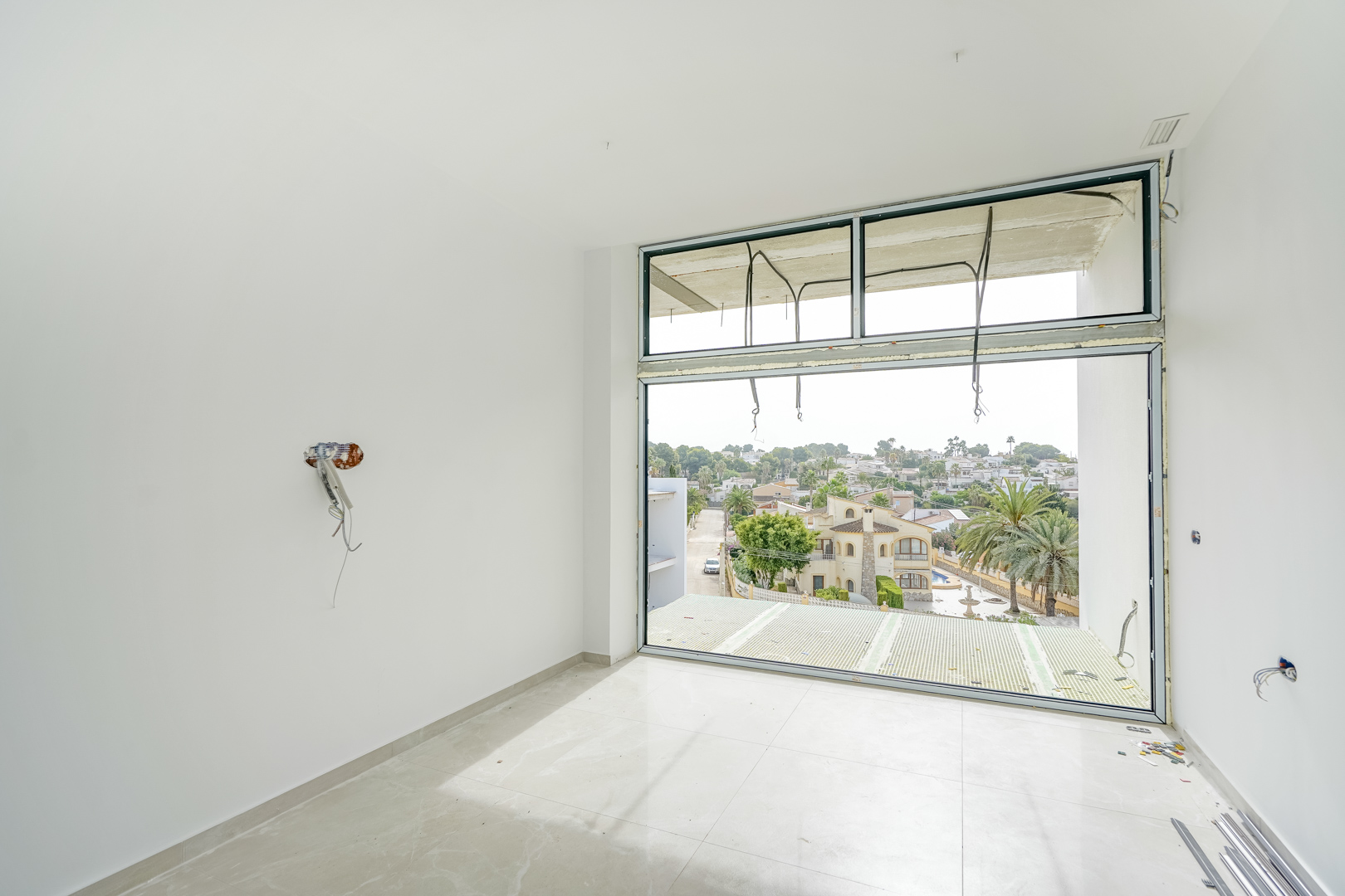 Exclusiva Villa Nueva en Calpe: Lujo y Autonomía Energética, Villa de lujo de nueva construcción en Calpe, Costa Blanca. A 500m de la playa, con vistas al Peñón de Ifach. 3 dormitorios, piscina, eficiencia A. ¡Un paraíso!