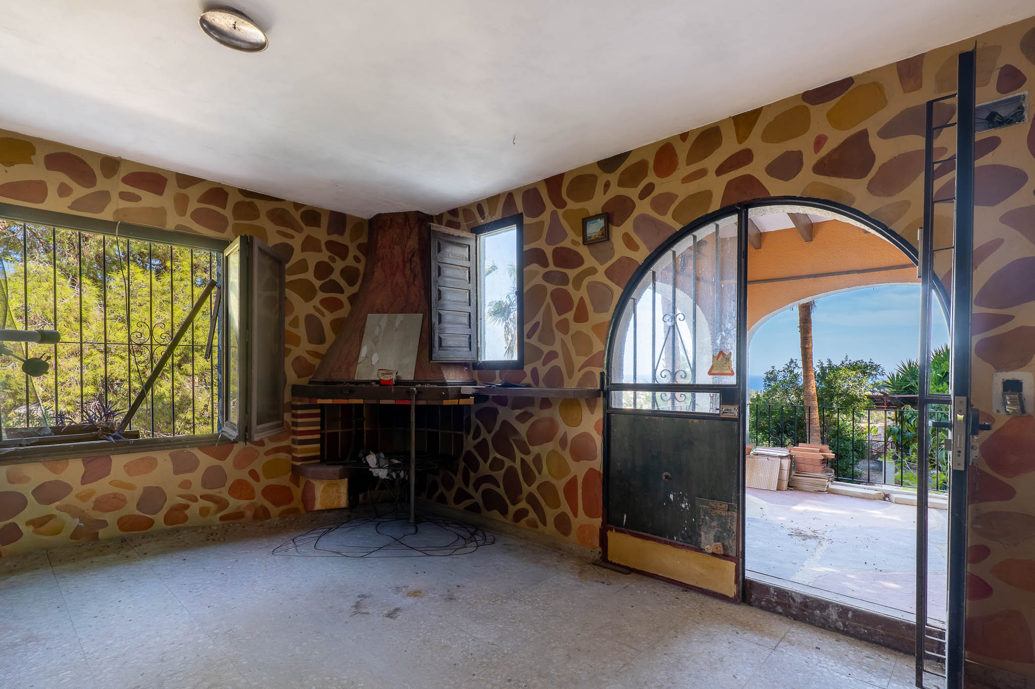 Villa en Benissa con Vistas al Mar: ¡Crea tu Hogar!, Villa tradicional en Benissa, Alicante, con potencial ilimitado para reformar. Ubicación privilegiada cerca de calas, vistas al mar y montañas. ¡Crea tu hogar s