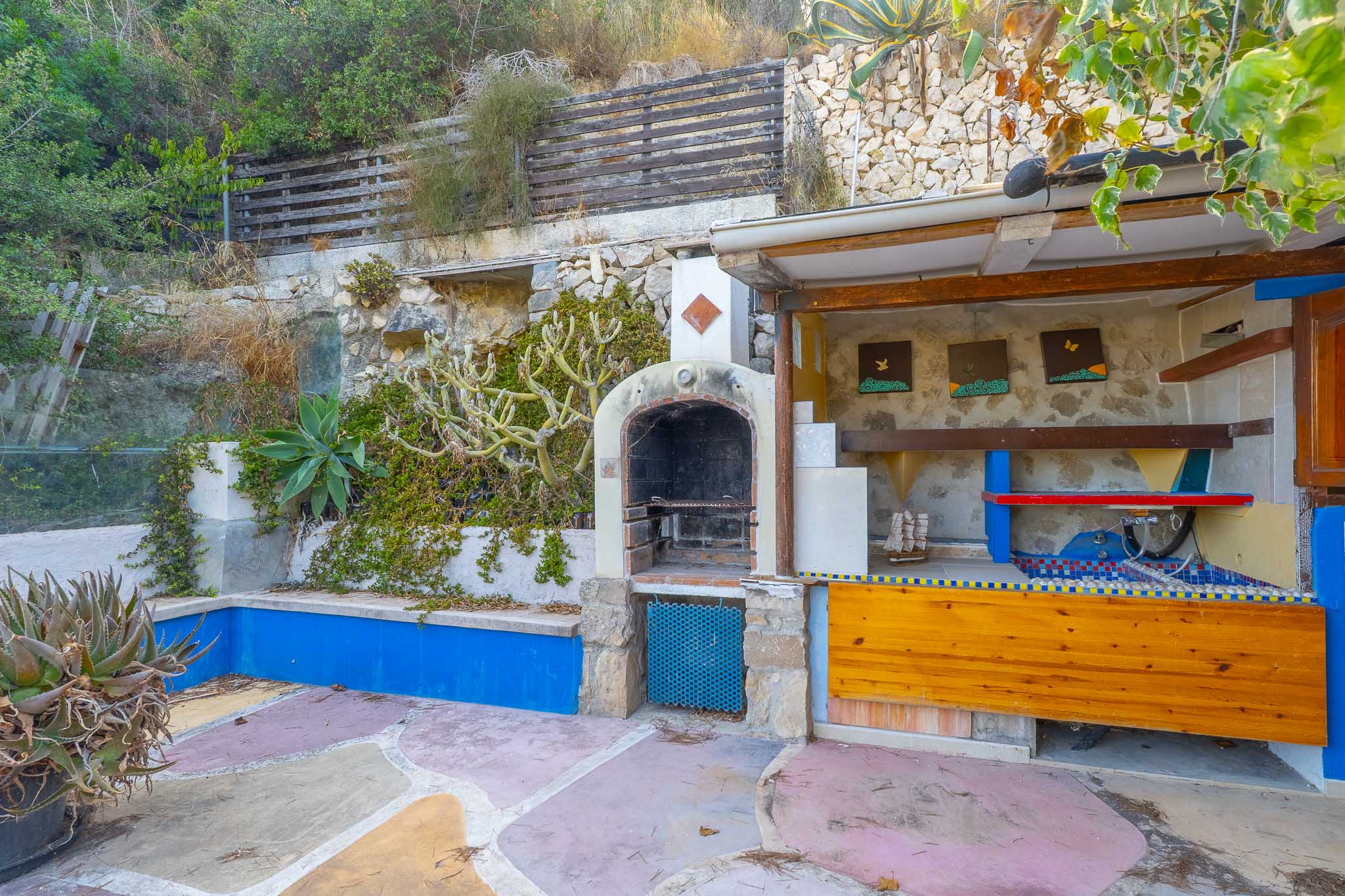 Villa en Benissa con Vistas al Mar: ¡Crea tu Hogar!, Villa tradicional en Benissa, Alicante, con potencial ilimitado para reformar. Ubicación privilegiada cerca de calas, vistas al mar y montañas. ¡Crea tu hogar s