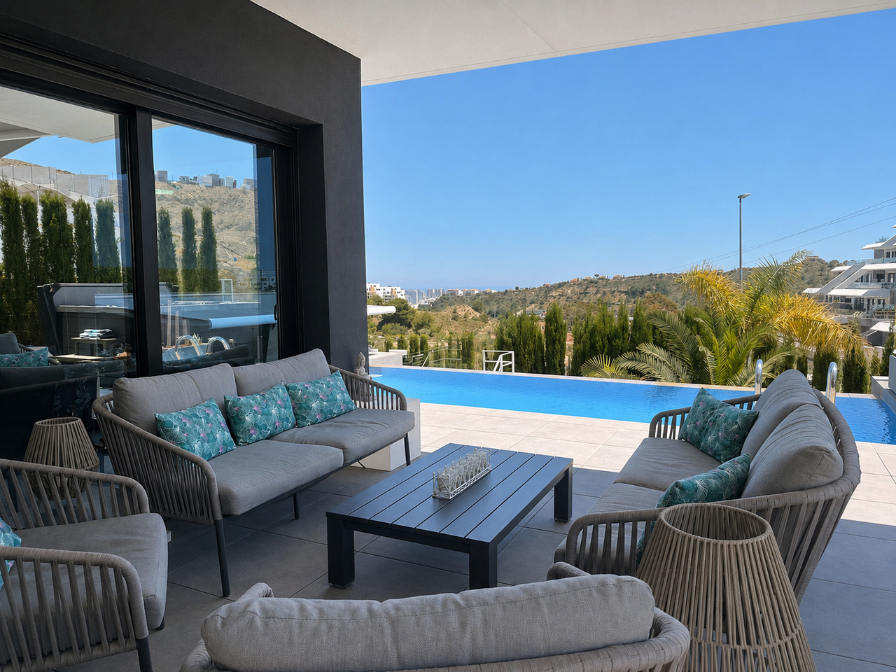 Espectacular Villa de Lujo en Finestrat con Vistas al Mar, Villa de lujo moderna en Finestrat, Alicante. Disfruta de vistas al mar, piscina infinity, 3 dorms, 3 baños. ¡Tu inversión perfecta en Costa Blanca por 849.000€