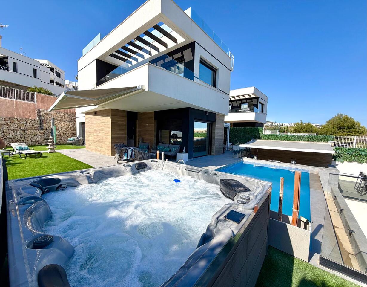 Espectacular Villa de Lujo en Finestrat con Vistas al Mar, Villa de lujo moderna en Finestrat, Alicante. Disfruta de vistas al mar, piscina infinity, 3 dorms, 3 baños. ¡Tu inversión perfecta en Costa Blanca por 849.000€