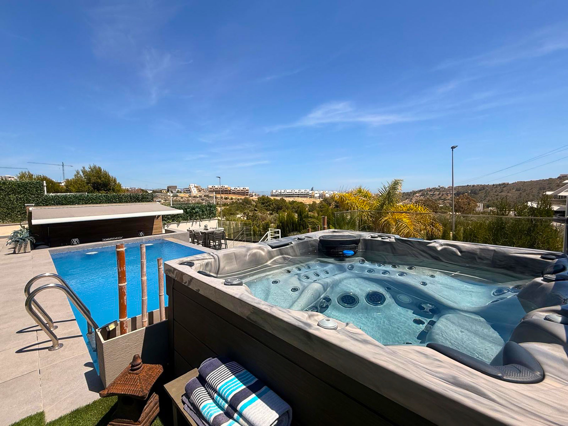 Espectacular Villa de Lujo en Finestrat con Vistas al Mar, Villa de lujo moderna en Finestrat, Alicante. Disfruta de vistas al mar, piscina infinity, 3 dorms, 3 baños. ¡Tu inversión perfecta en Costa Blanca por 849.000€