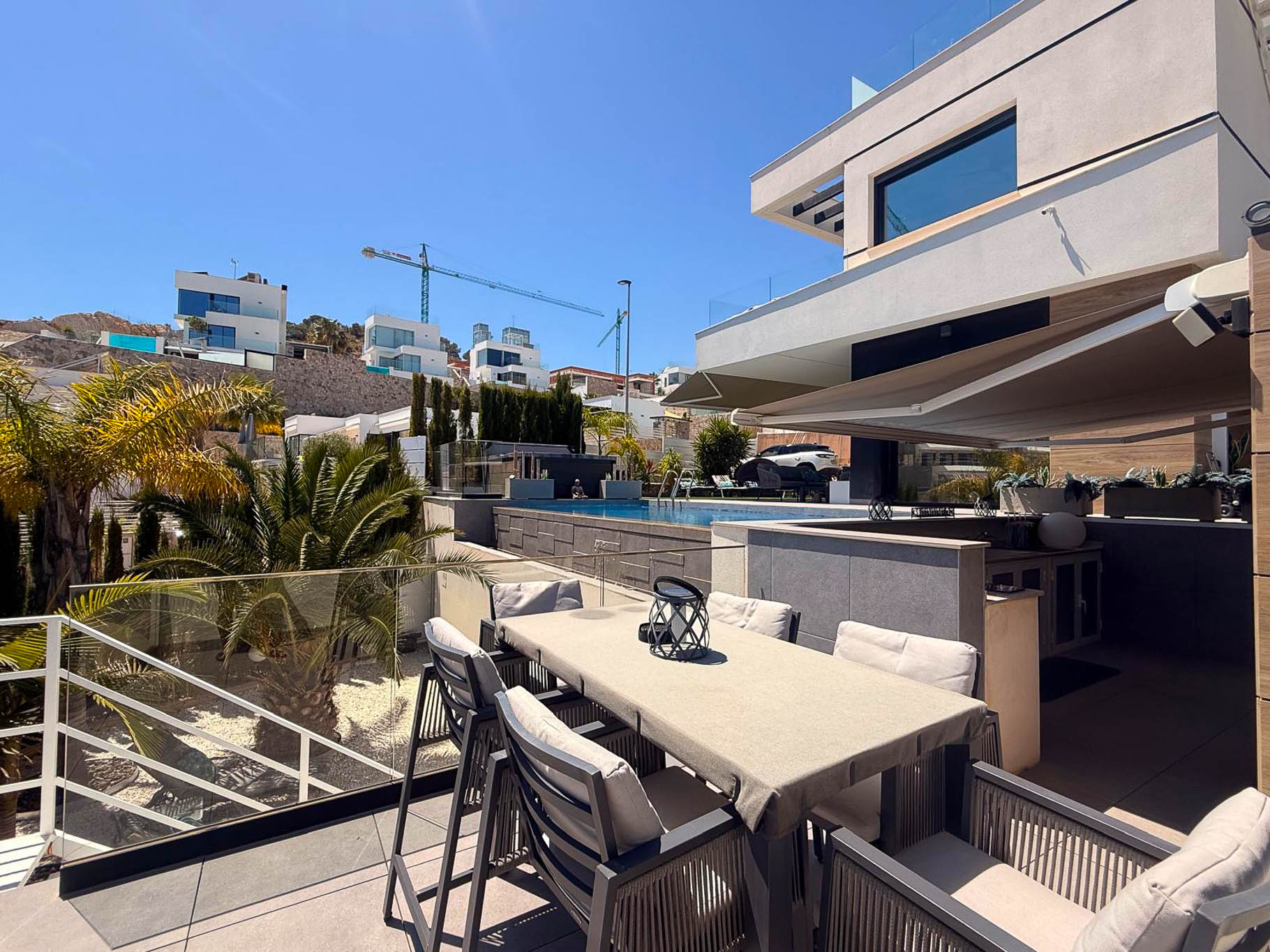 Espectacular Villa de Lujo en Finestrat con Vistas al Mar, Villa de lujo moderna en Finestrat, Alicante. Disfruta de vistas al mar, piscina infinity, 3 dorms, 3 baños. ¡Tu inversión perfecta en Costa Blanca por 849.000€