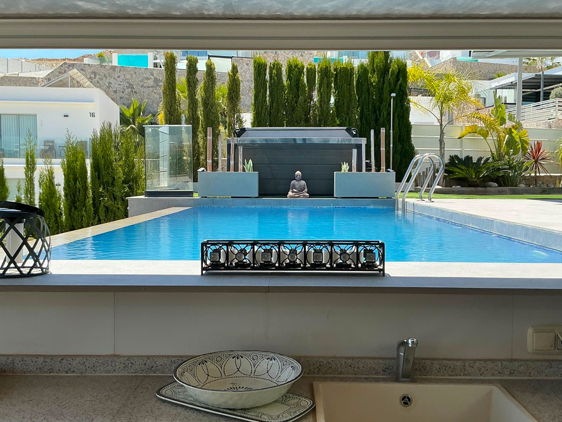 Espectacular Villa de Lujo en Finestrat con Vistas al Mar, Villa de lujo moderna en Finestrat, Alicante. Disfruta de vistas al mar, piscina infinity, 3 dorms, 3 baños. ¡Tu inversión perfecta en Costa Blanca por 849.000€