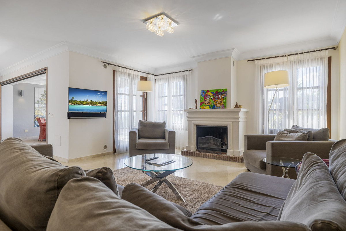 Exclusivo Adosado Renovado en Benahavís: Sol, Lujo y Vistas, Exclusivo adosado renovado en Benahavís, Costa del Sol. 5 dorm, 5 baños, piscina privada y jardín. Lujo cerca de golf y playa. ¡Tu oasis mediterráneo por 995.00