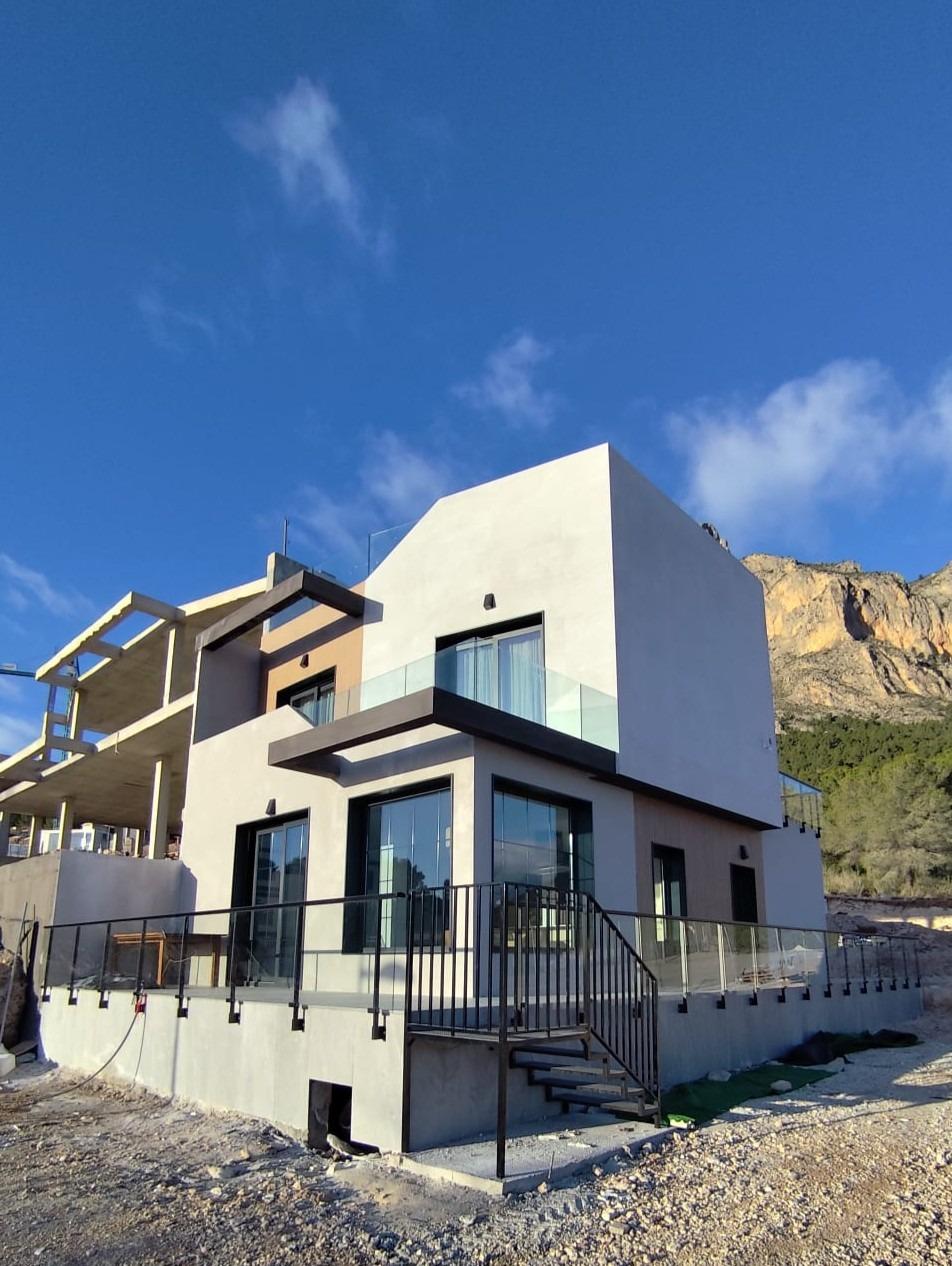 Exclusivos Adosados Obra Nueva Polop con Piscina Privada, Adosados de obra nueva en Polop, Alicante. 3 dormitorios, piscina privada y acabados de lujo. Disfruta la Costa Blanca Norte, cerca del mar y naturaleza. ¡Tu ho