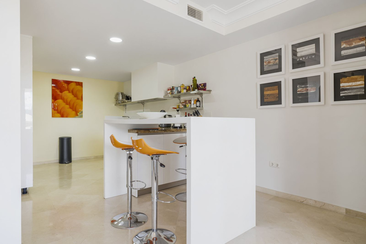 Exclusivo Adosado Renovado en Benahavís: Sol, Lujo y Vistas, Exclusivo adosado renovado en Benahavís, Costa del Sol. 5 dorm, 5 baños, piscina privada y jardín. Lujo cerca de golf y playa. ¡Tu oasis mediterráneo por 995.00