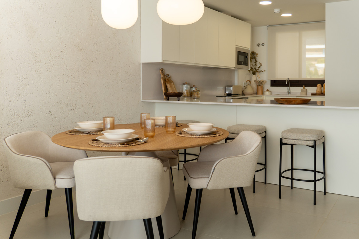 Fuengirola: Lujo Costero, Apartamento Exclusivo con Vistas al Mar, Descubre un exclusivo apartamento de obra nueva en Fuengirola, Costa del Sol. 2 hab., 2 baños, vistas al mar, terrazas y aerotermia. Lujo sostenible cerca de la